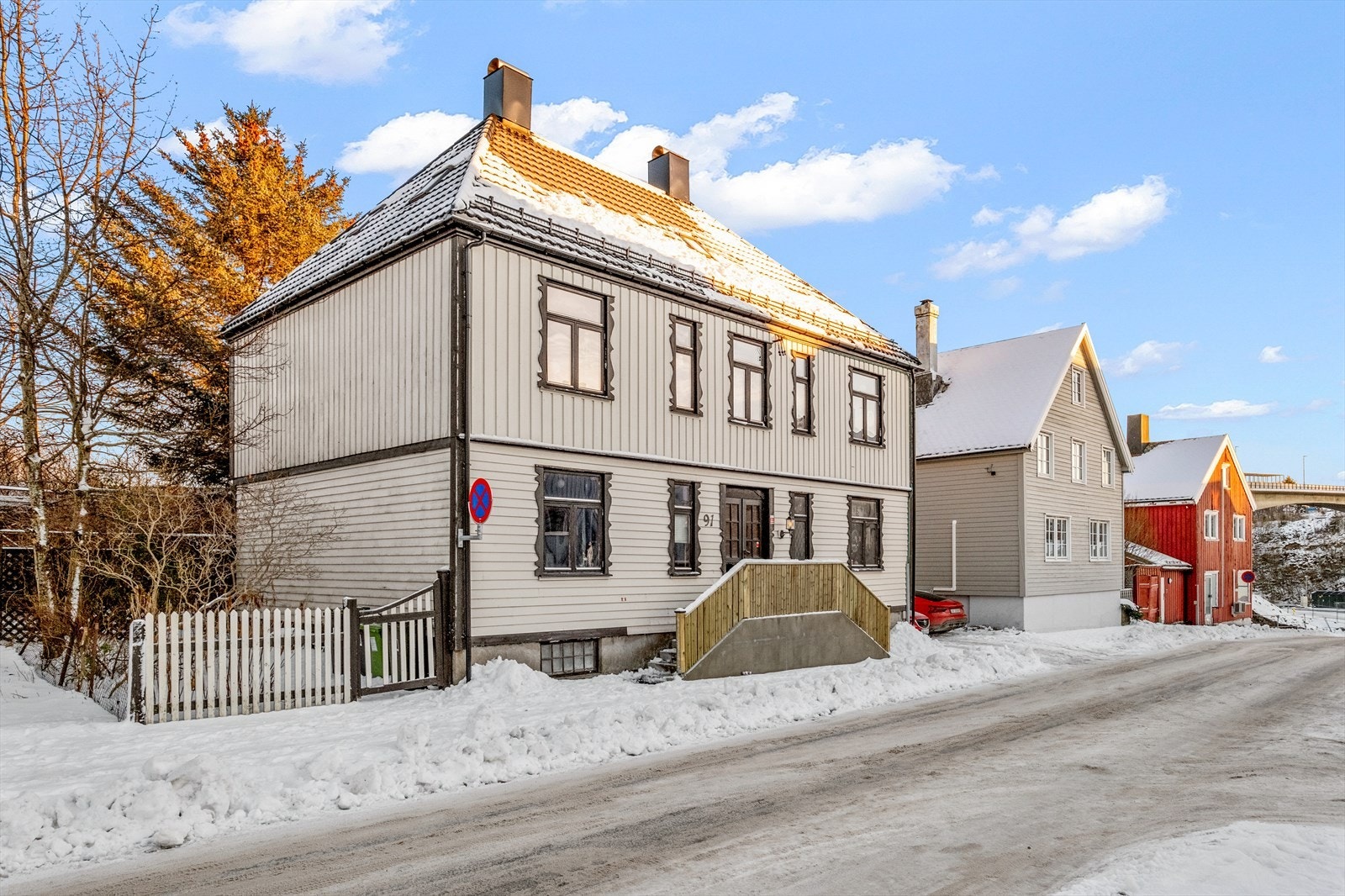 Boligen er velholdt og mye av fasaden er fra nyere tid Galleribilde