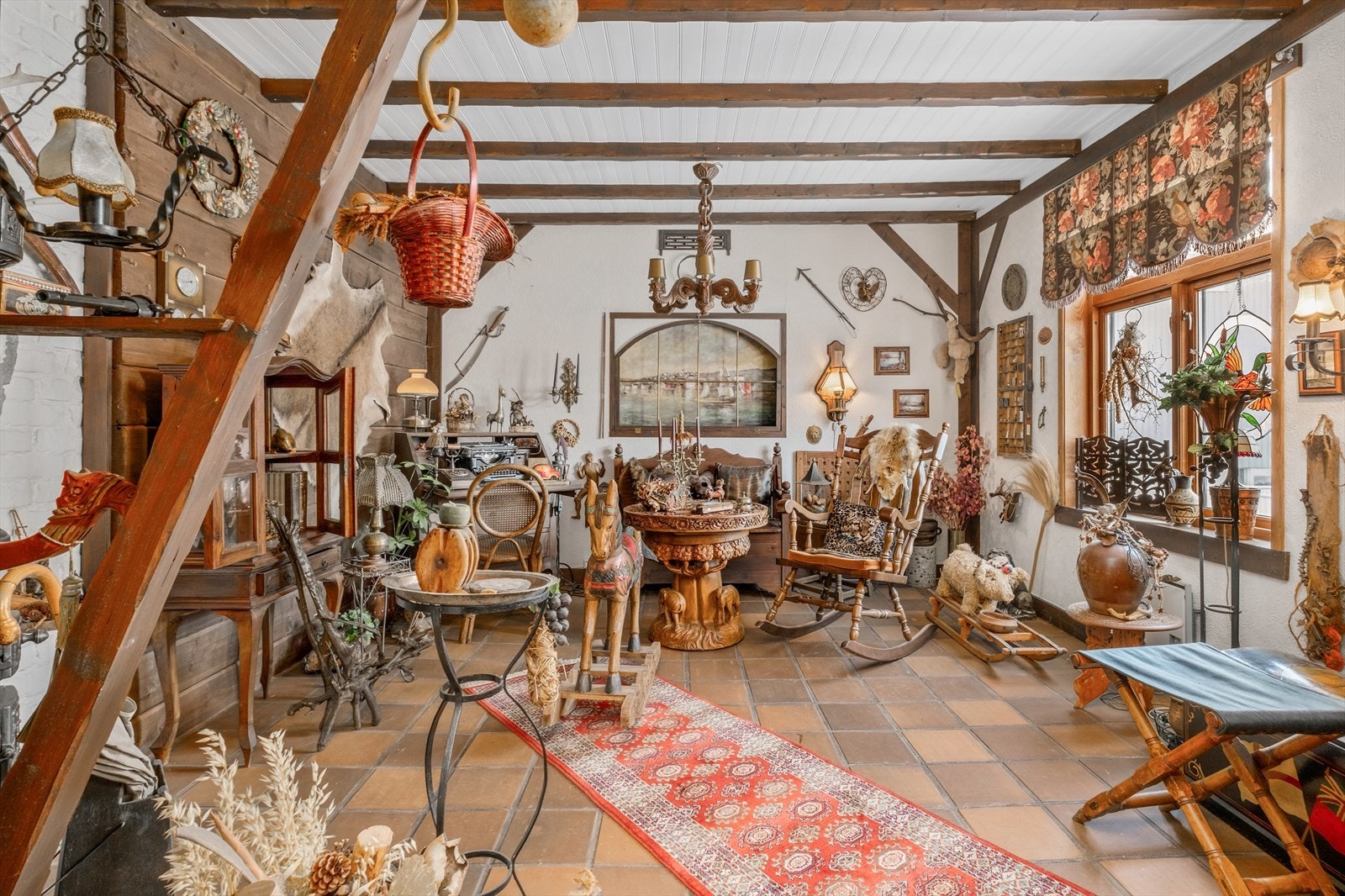 Flislagt gulv i stue nede Galleribilde