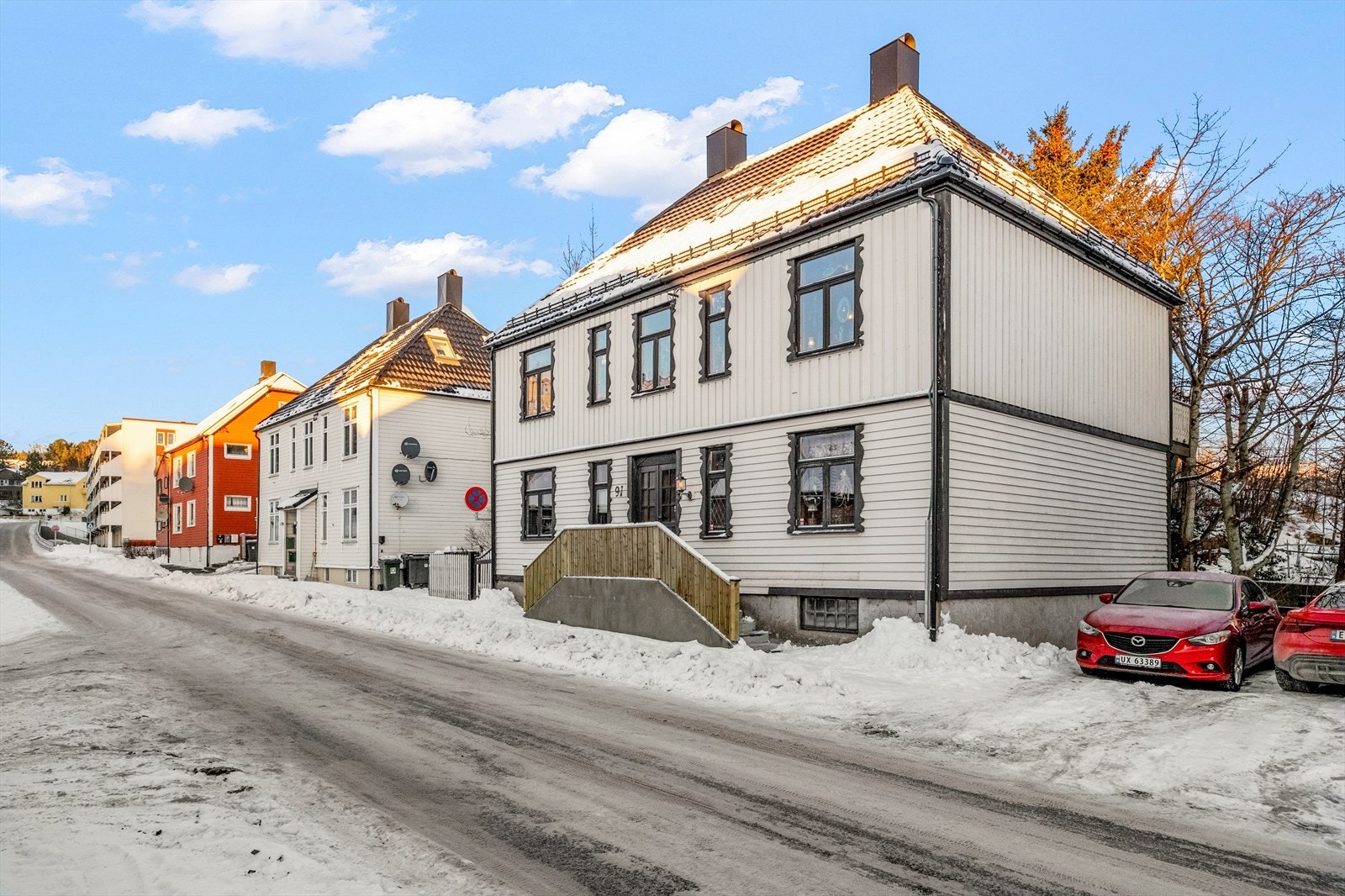 Det er plass til to biler på tomten Galleribilde