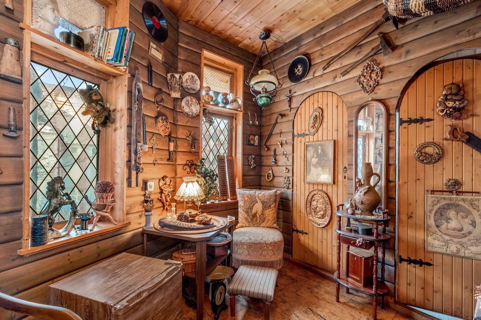 Svært gjennomført med buede dører med smijern! Galleribilde