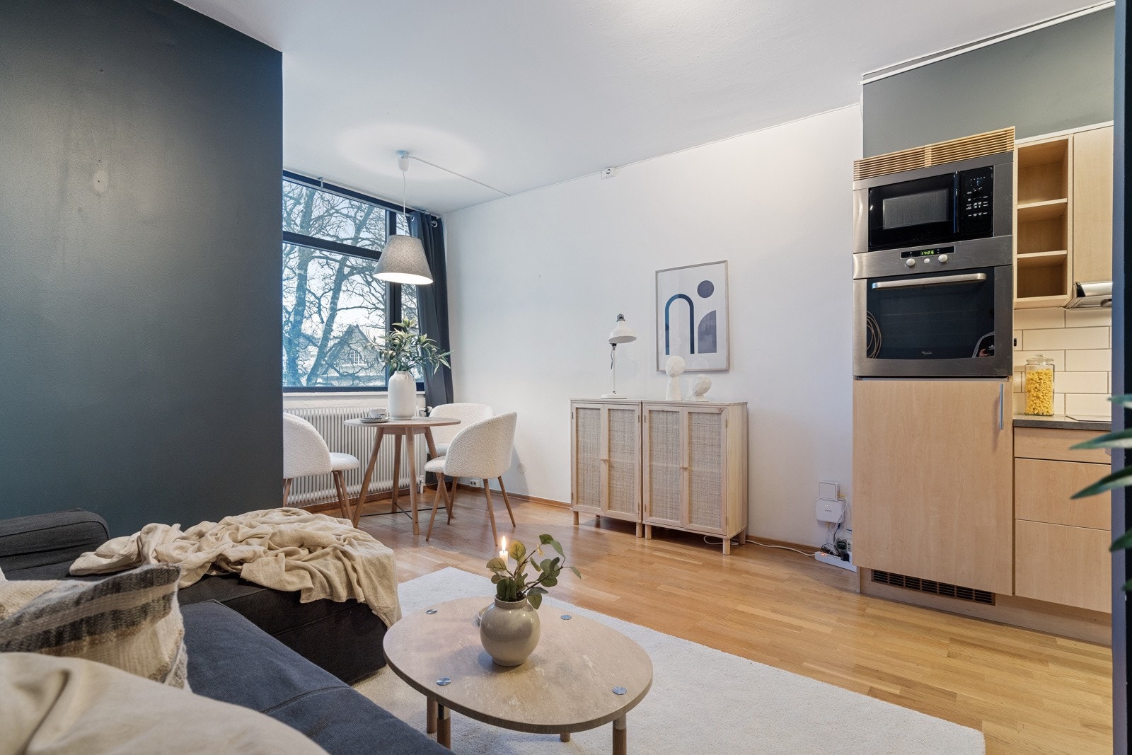 Boligen har en åpen stue- og kjøkkenløsning på 18,8m², med gode møbleringsmuligheter for både spise- og sofagruppe. Galleribilde