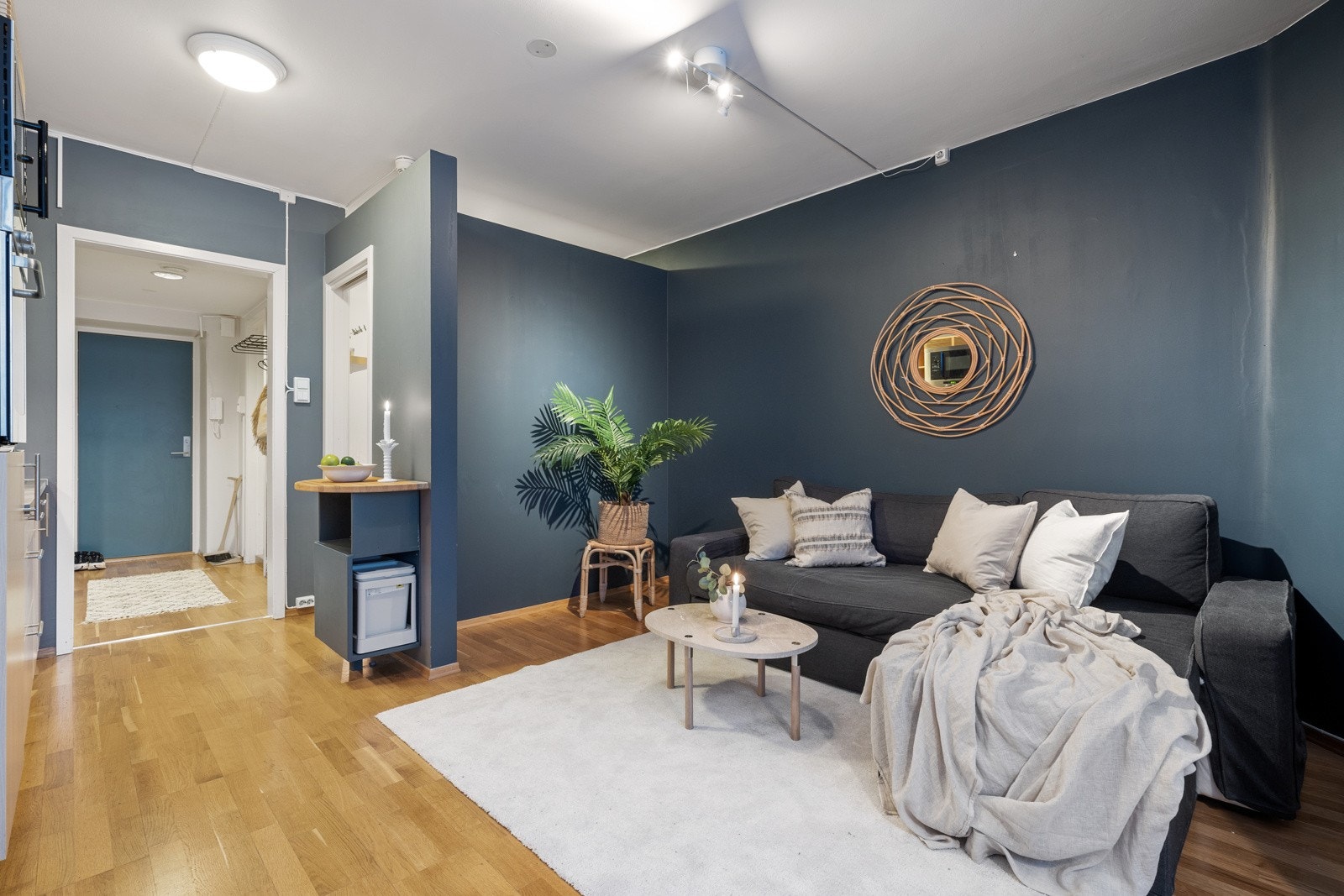 Leiligheten har god beliggenhet i en stille og tilbaketrukket gate, samtidig som alt Trondheim sentrum har å by på finnes rett utenfor døren. Galleribilde