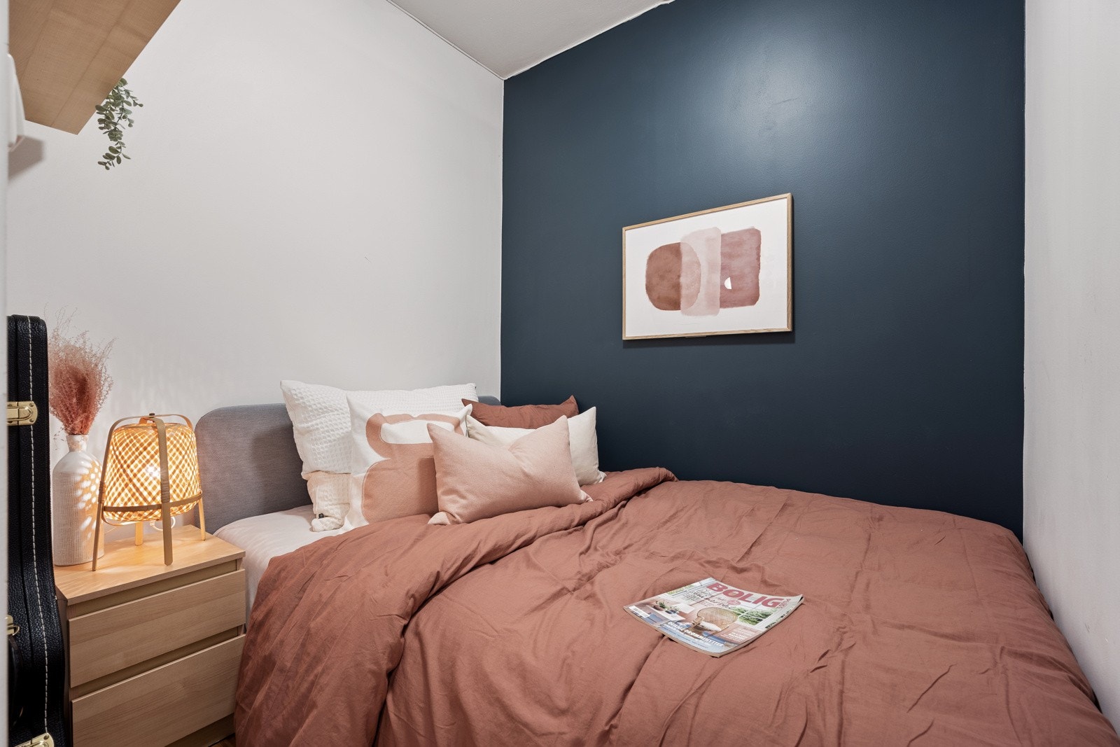 Boligen innehar en praktisk sovealkove med plass til dobbeltseng og tilhørende møblement. Galleribilde