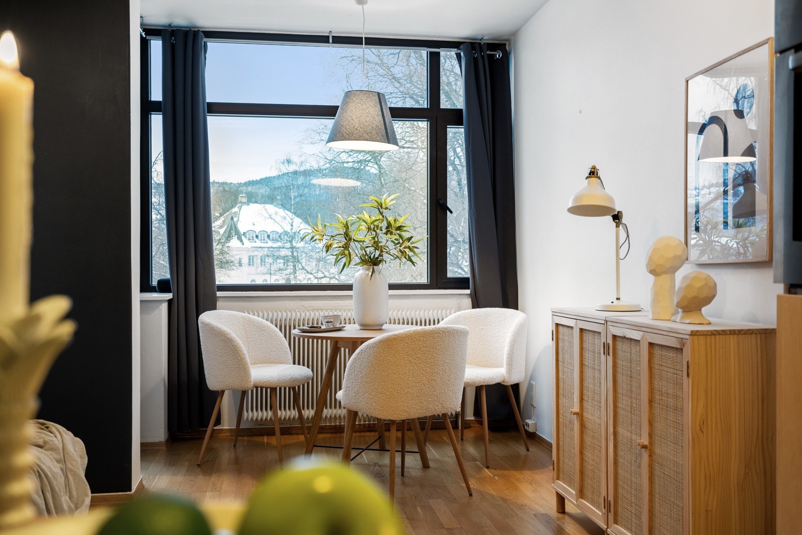 Leiligheten byr på økonomisk oppvarming gjennom fjernvarme, noe som inngår i de månedlige felleskostnadene. Galleribilde