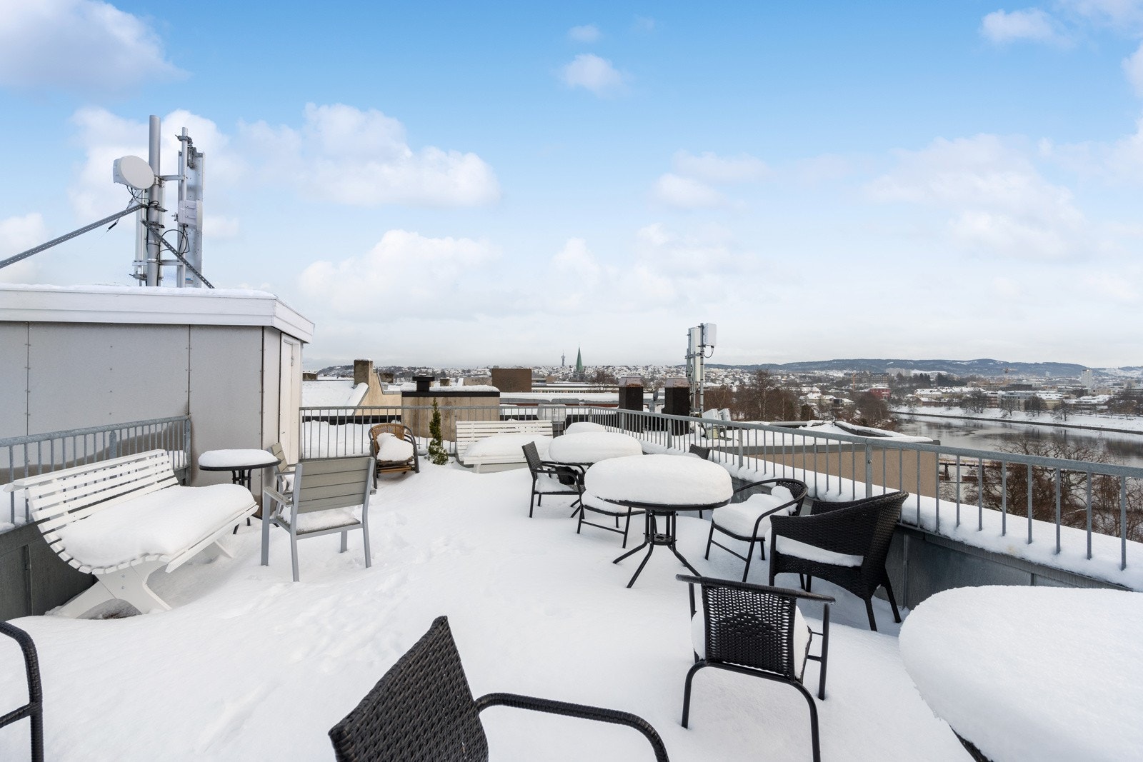 Sameiets felles takterrasse kan benyttes av beboerne, her har man særdeles gode sol og utsiktsforhold. Galleribilde