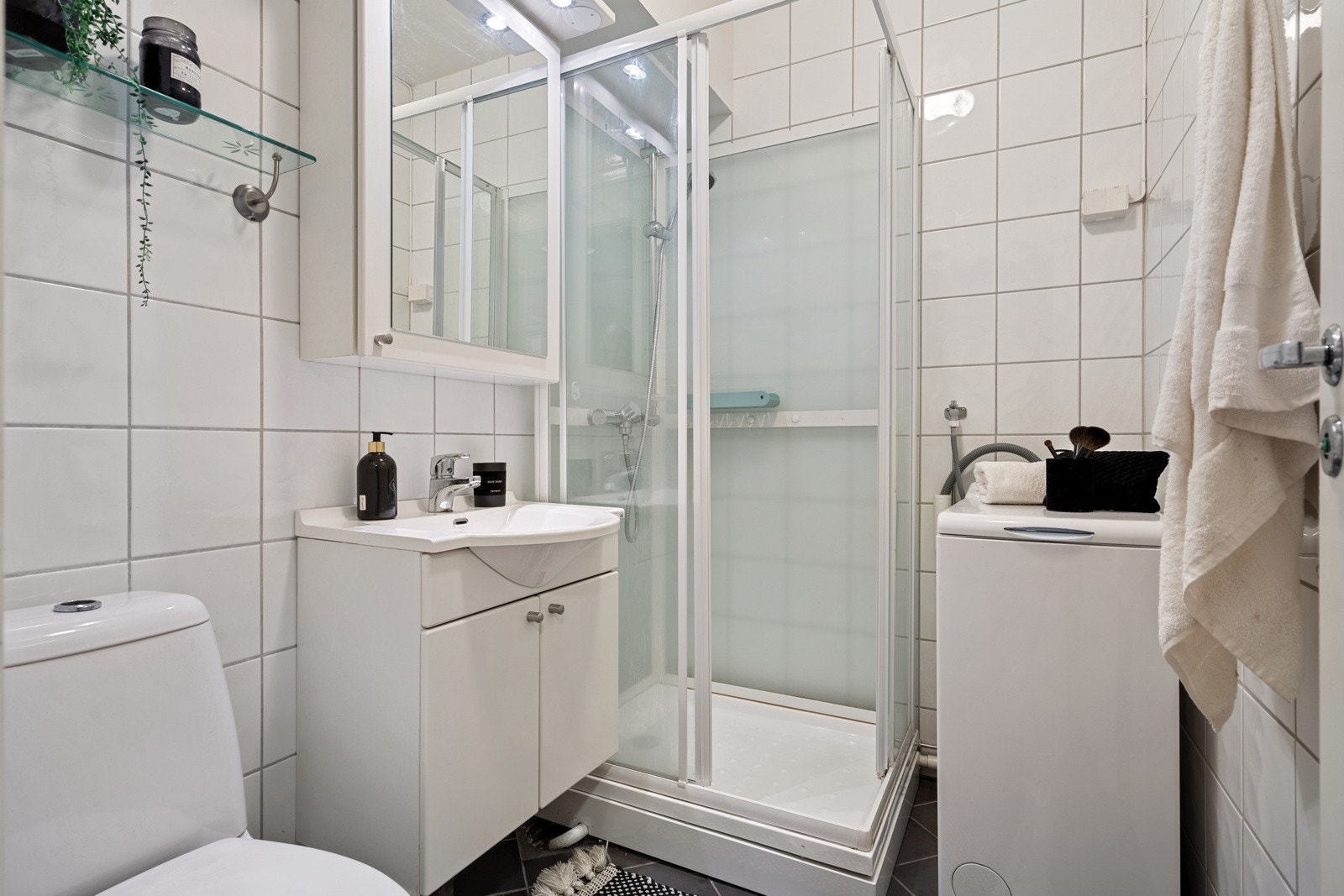 Baderommet er på 3,1 kvm, og innehar opplegg for vaskemaskin. Galleribilde