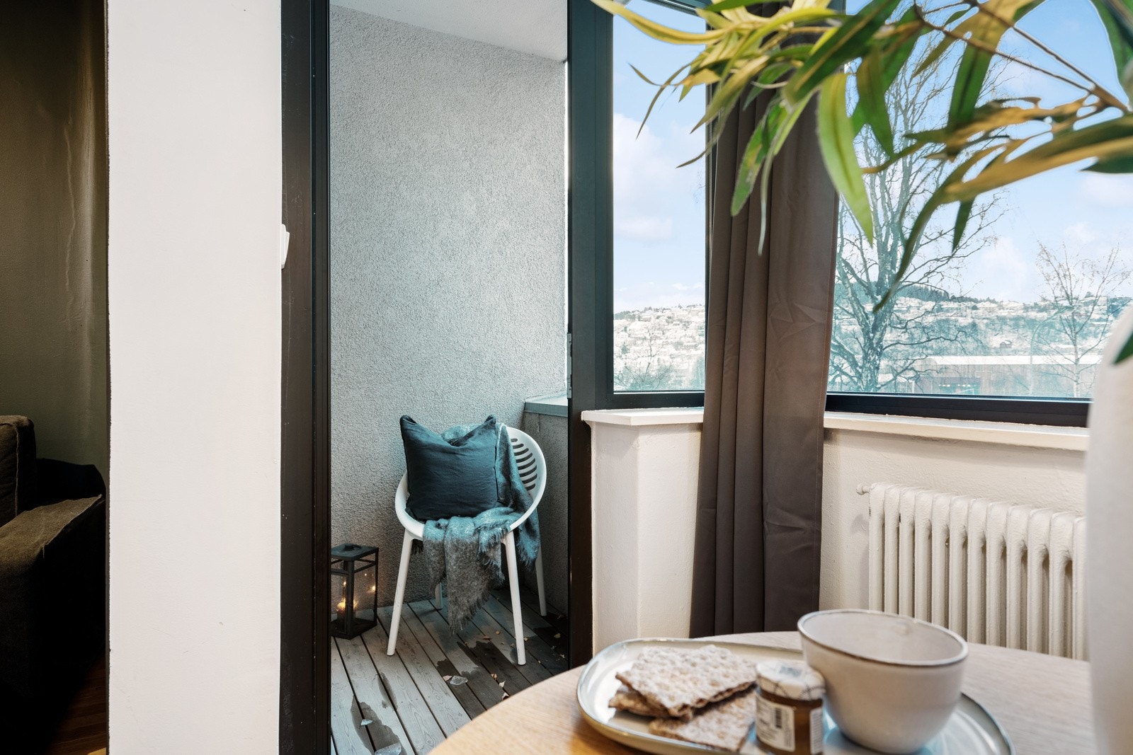 Fra stuen er det direkte utgang til en privat balkong vendt ut mot Nidelva. Galleribilde