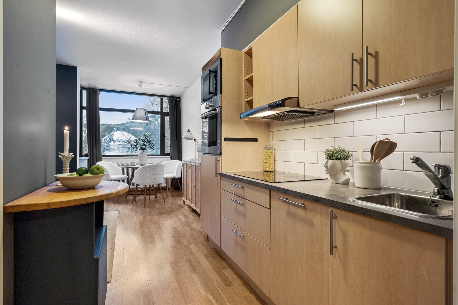 Her får du integrerte hvitevarer som komfyr, steketopp, oppvaskmaskin og kjøleskap. Galleribilde