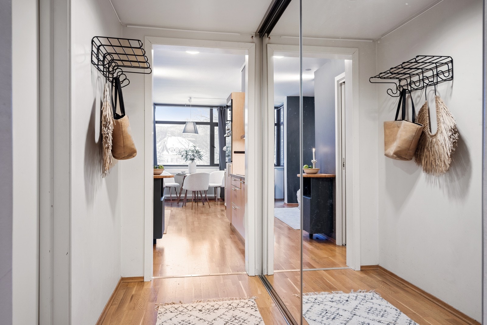 Når man kommer inn i boligen trer man inn i en romslig entré med praktisk skyvedørsgarderobe som byr på rikelig med oppbevaringsmuligheter. Galleribilde