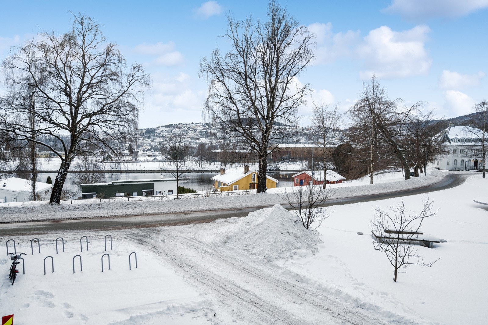 Leiligheten ligger i et rolig sentrumsområde med Nidelva og grøntarealer like utenfor døren. Galleribilde