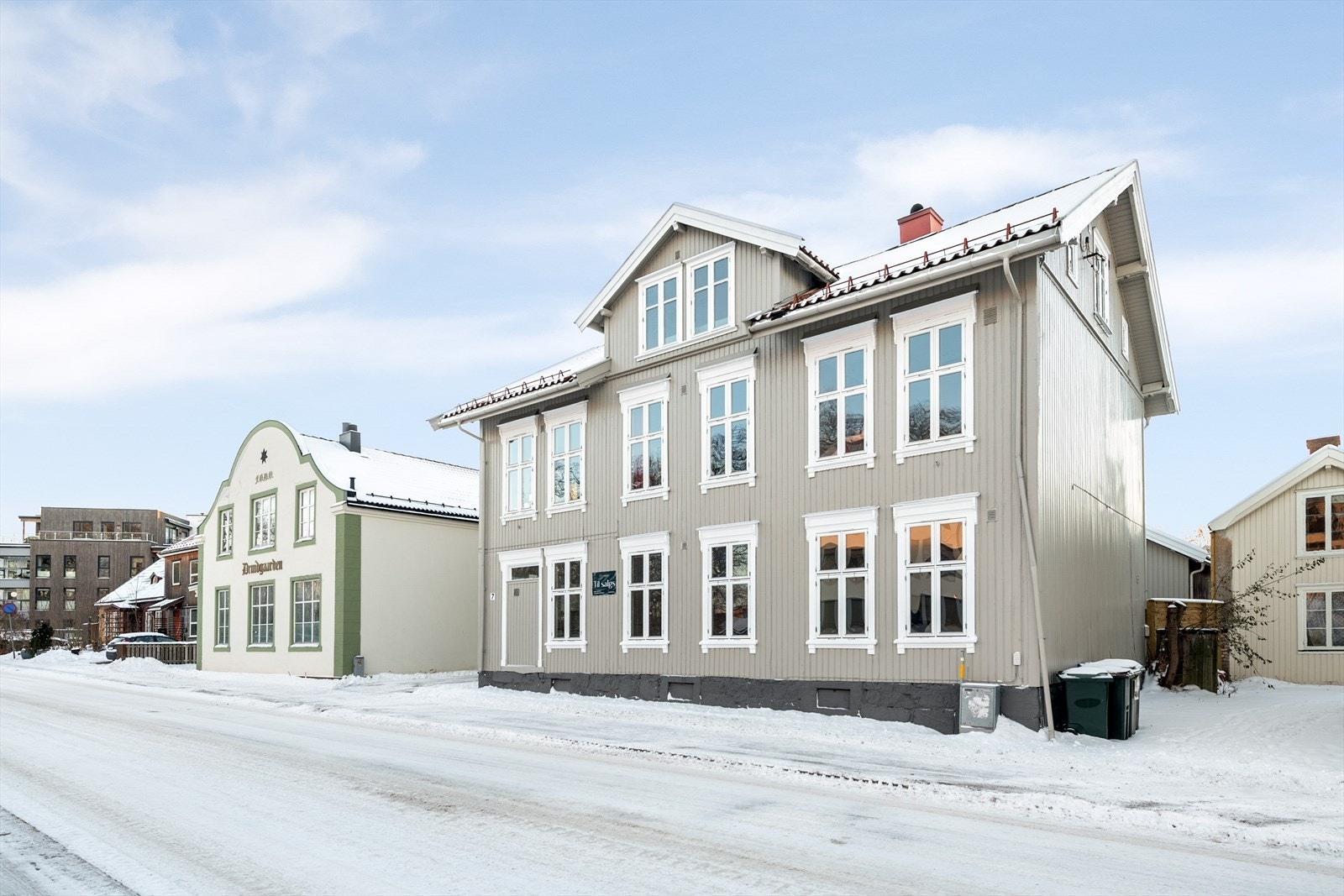 Boligen ligger i topp-/loftsetasjen av en firemannsbolig og en del av et sameie bestående av syv enheter. Galleribilde