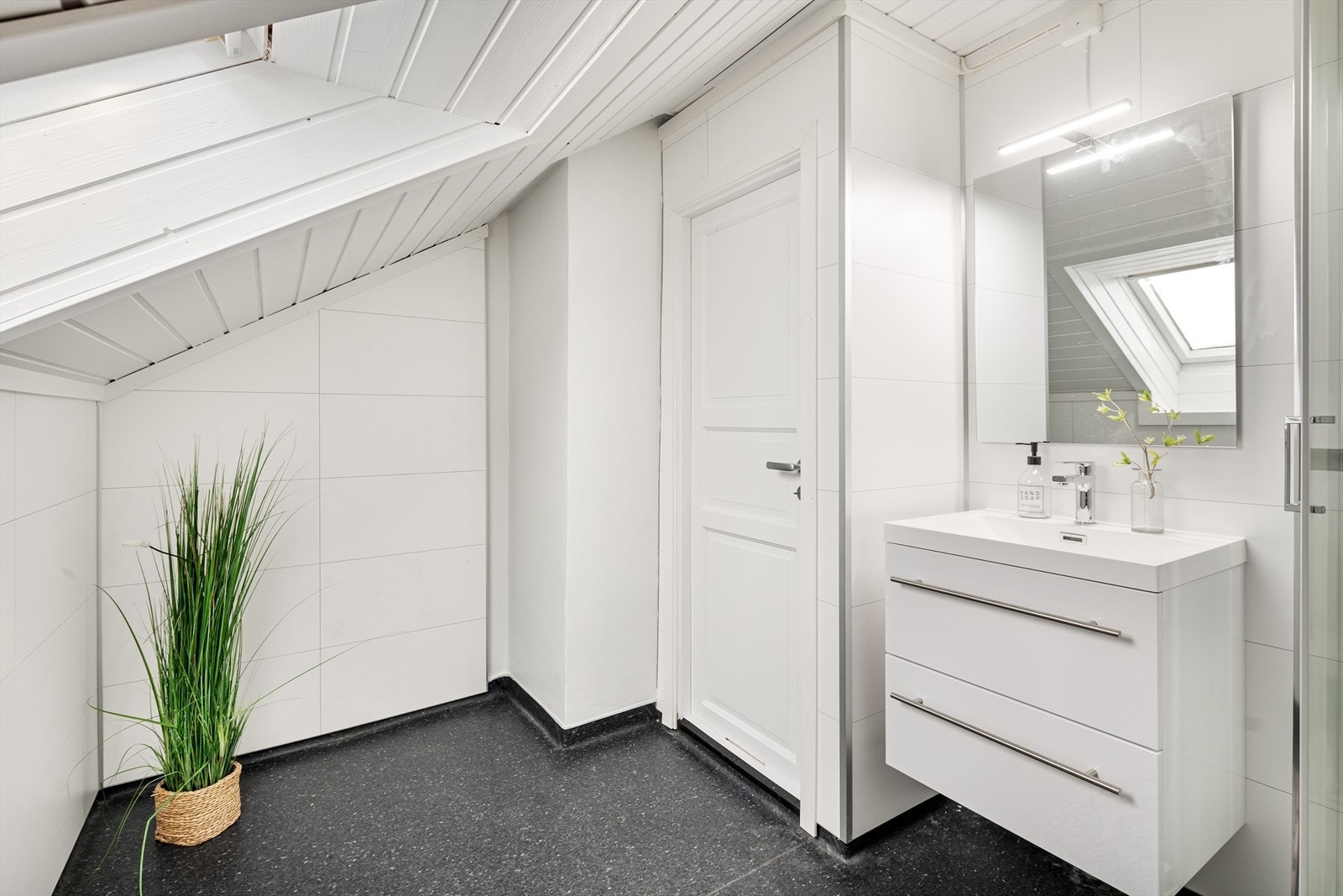 Det er samtidig montert ny innredning, som dusjkabinett, sokkeltoalett og servantinnredning med speil. Galleribilde