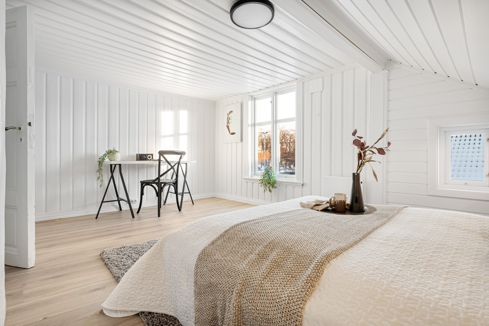 Leiligheten har et romslig soverom hvor det er plass til både dobbeltsengen og nattbordene. Galleribilde