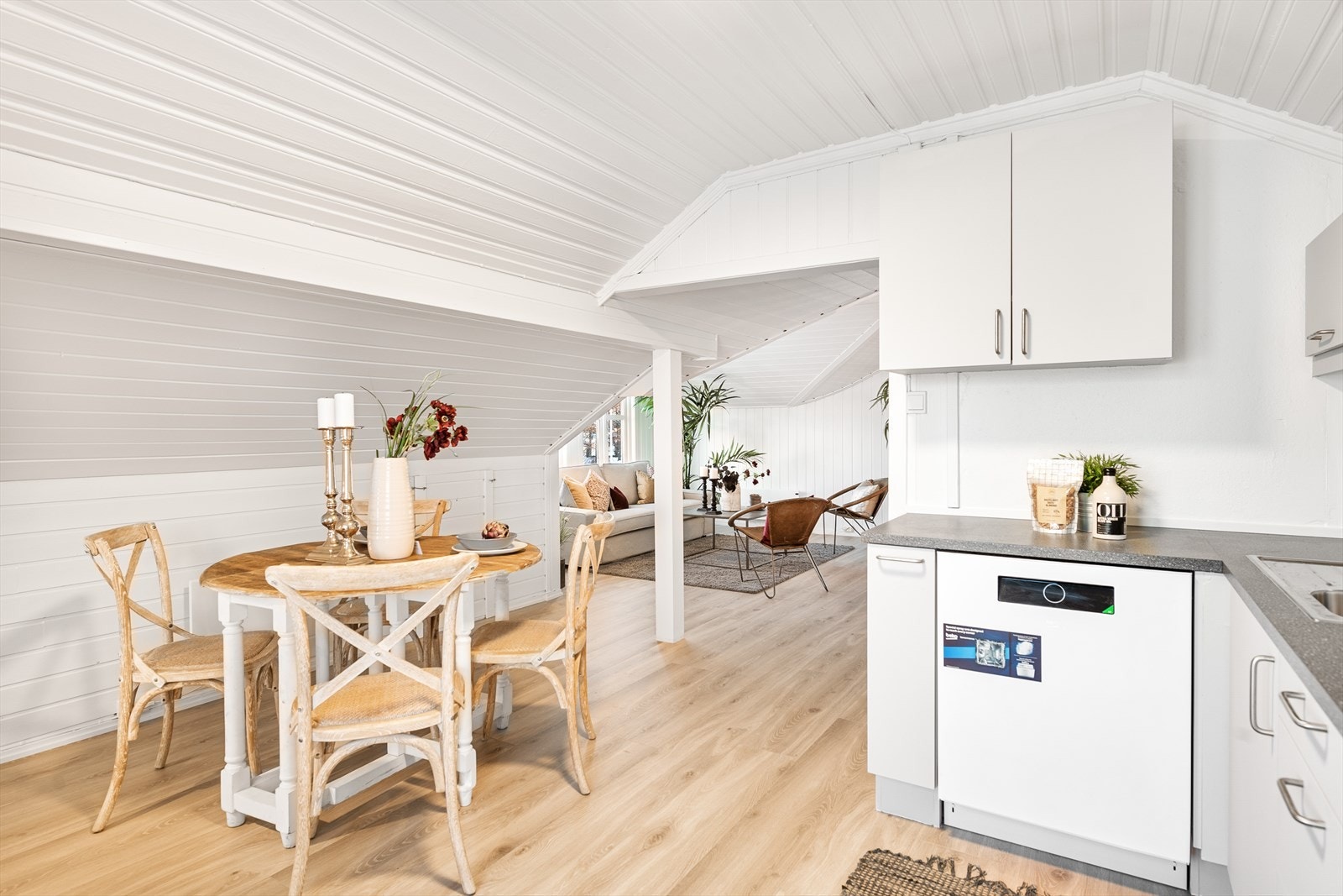 Kjøkkenet ligger i åpen løsning til stuen og har plass til spisebordet. Galleribilde