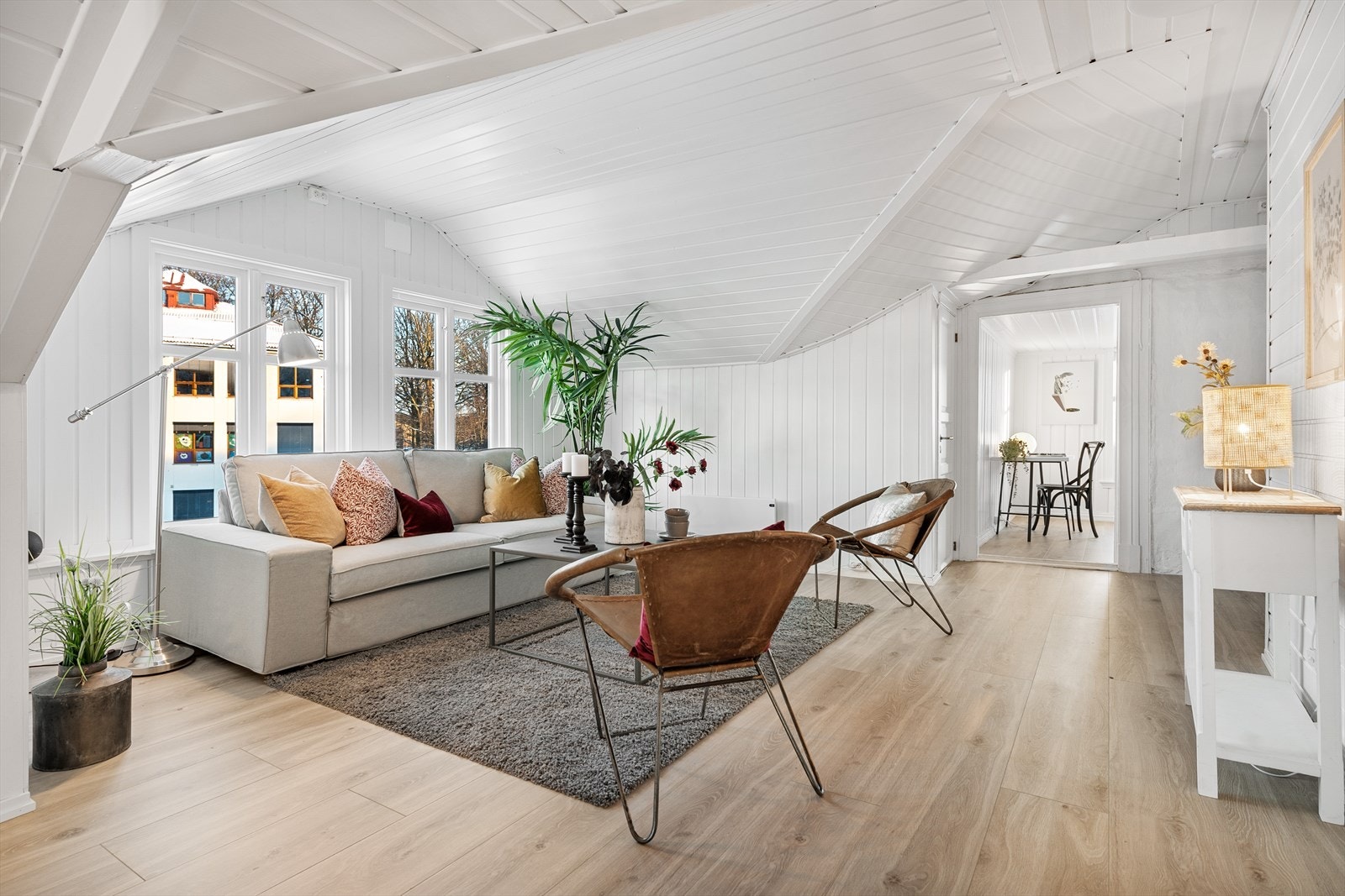 Nyoppusset og moderne topp-/loftsleilighet Galleribilde