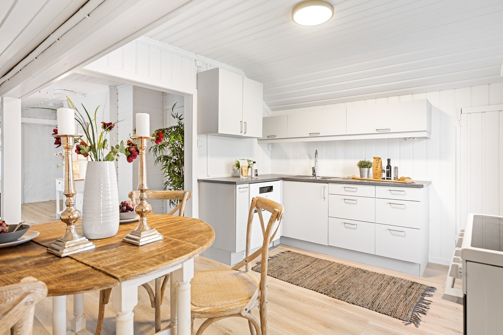 Ny innredning med slette fronter og laminat benkeplater med nedfelt vaskekum. Galleribilde