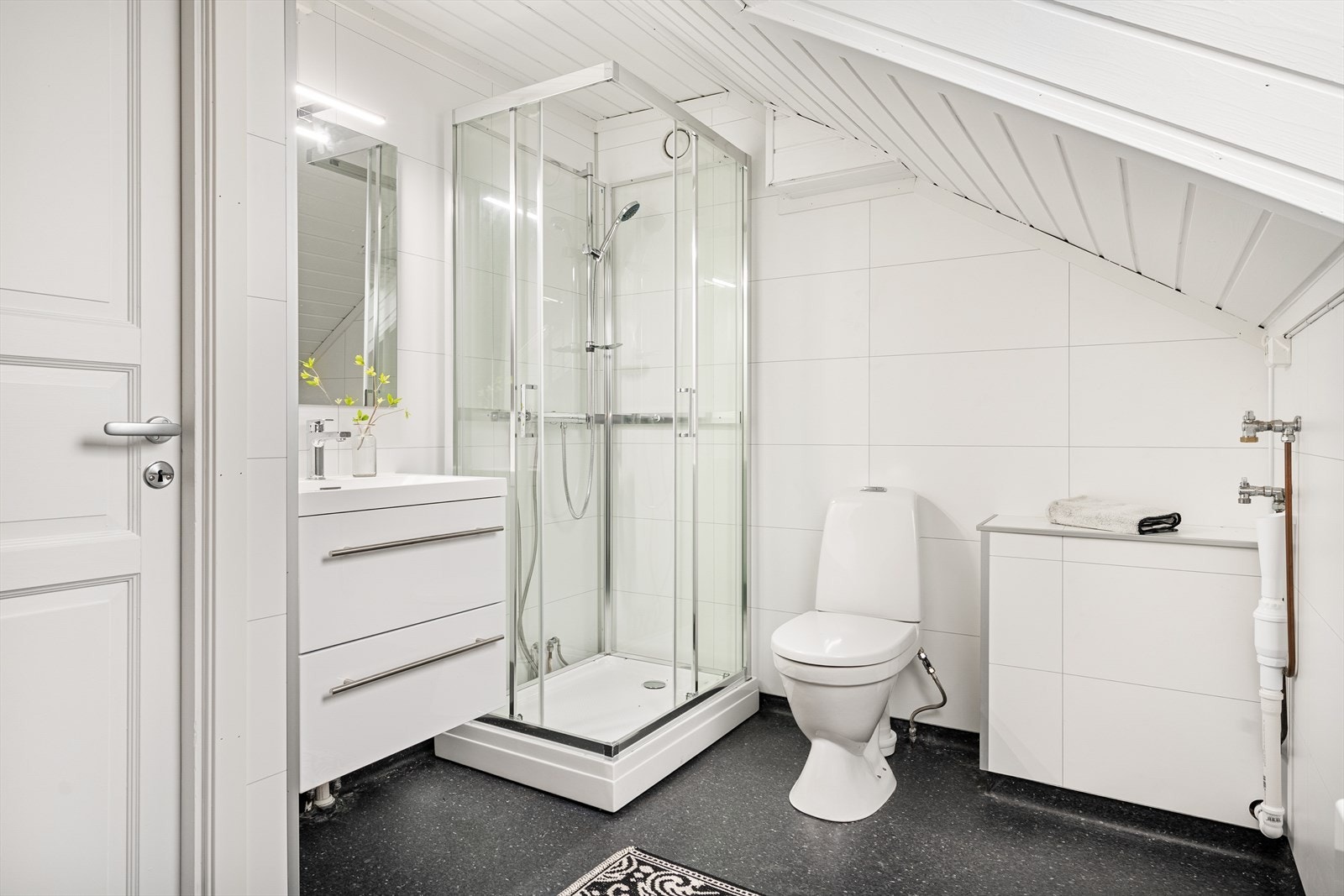 Baderommet er pusset opp i 2022 med nytt belegg på gulv og nye baderomsplater på vegger. Galleribilde