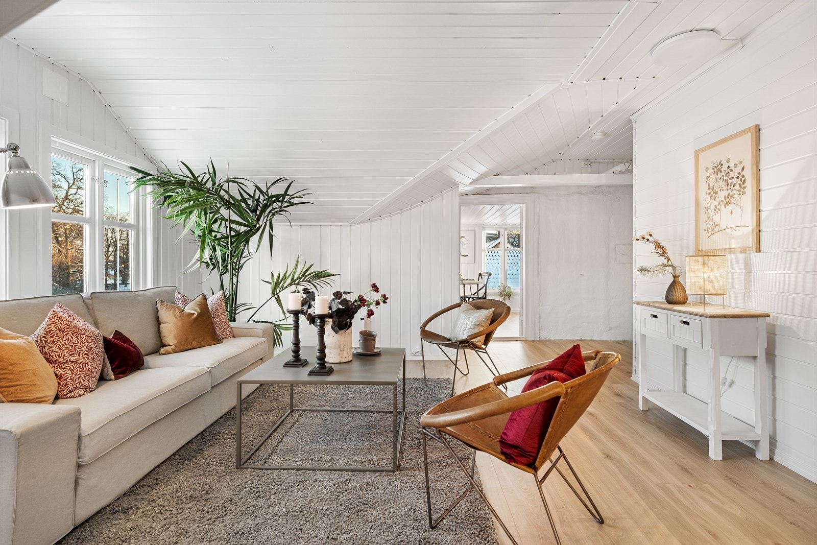 Stuen er et meget koselig rom, hvor takvinklene gir et særpreg til rommet. Galleribilde