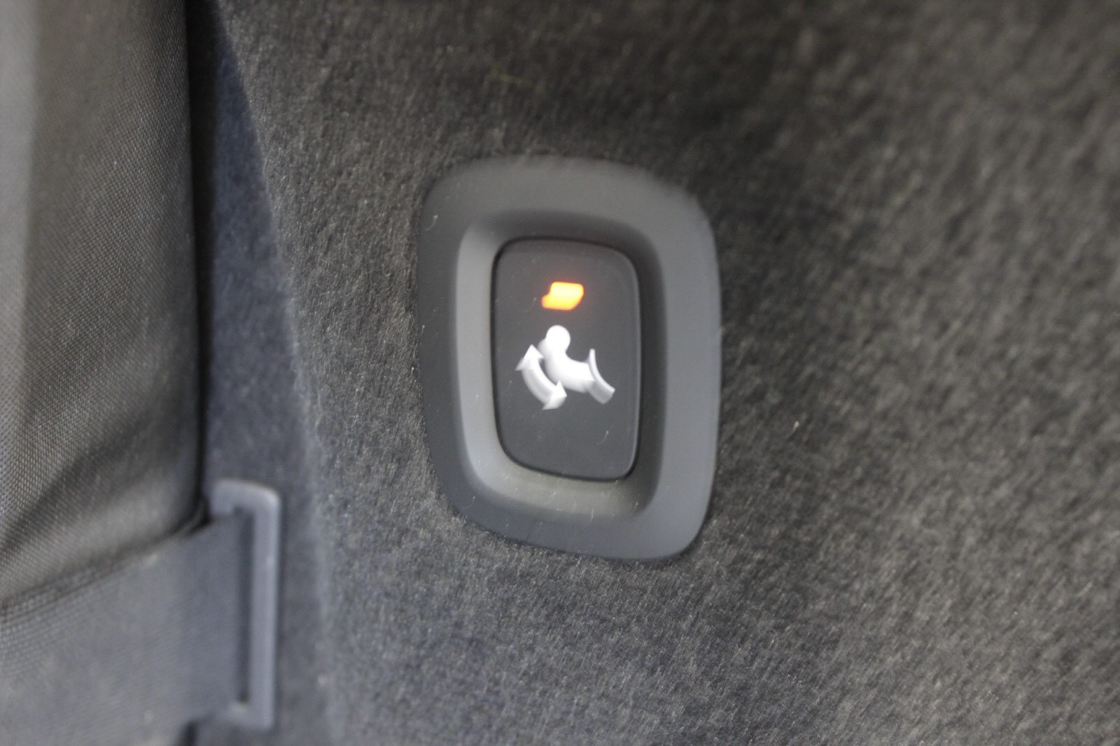 Hengerfeste er semi elektrisk og løses ut med denne knappen.