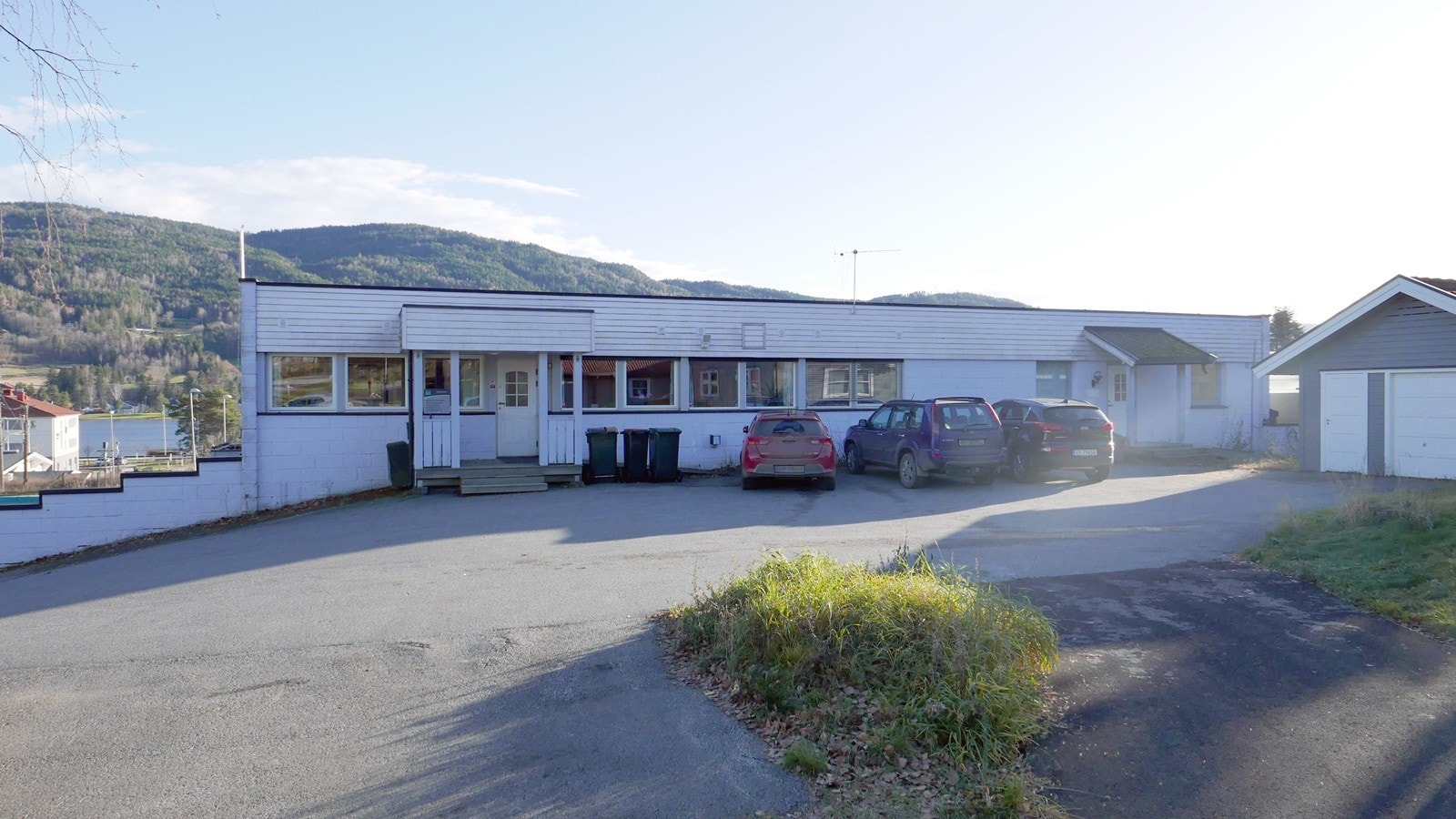 Parkering og inngang kontordel Galleribilde