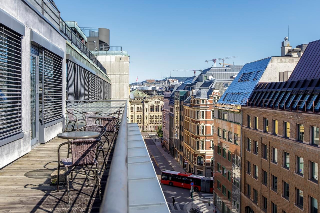 Utsikt til Stortinget fra terrassen Galleribilde