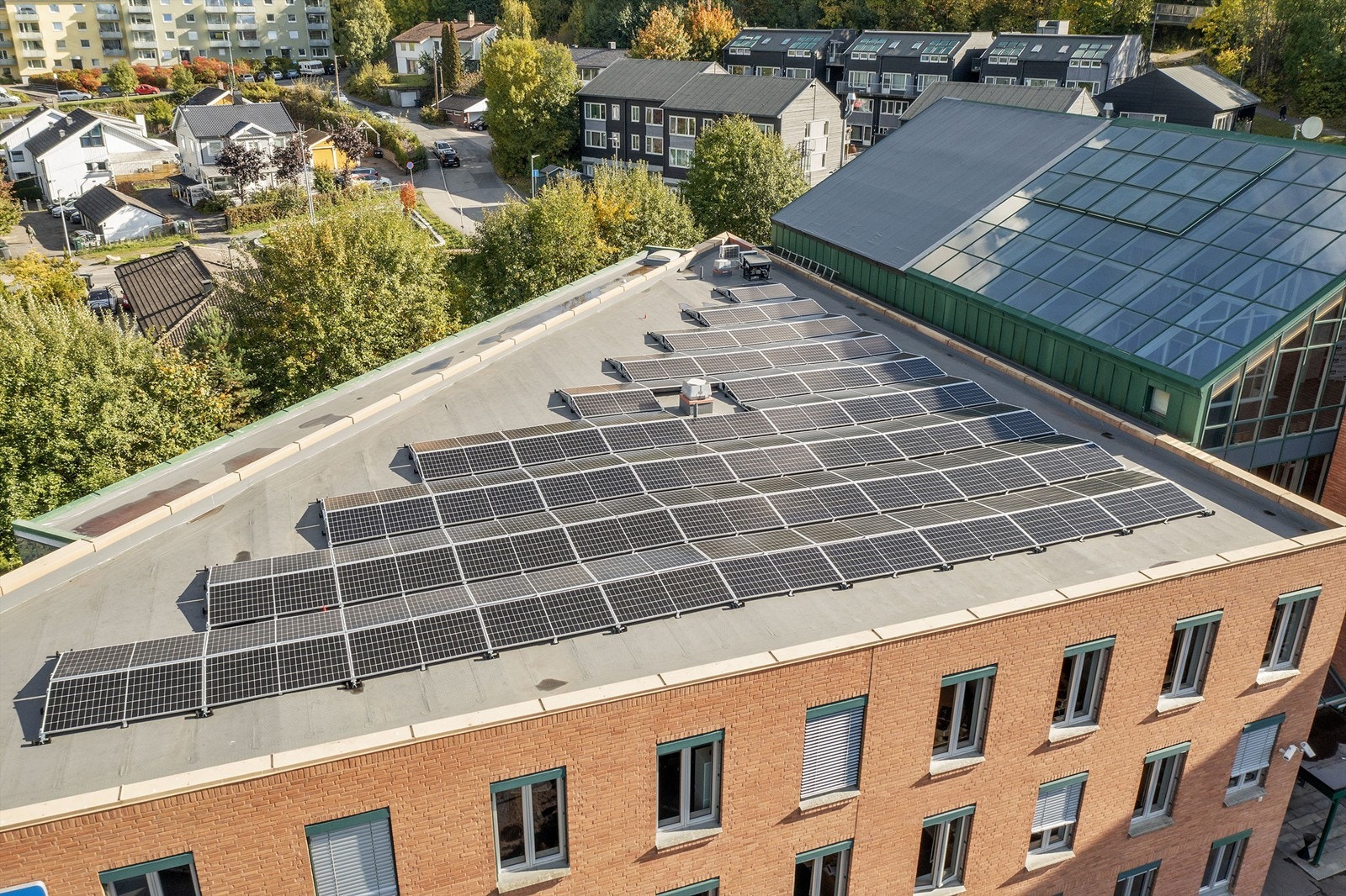 Nylig montert solcellepanel på tak Galleribilde