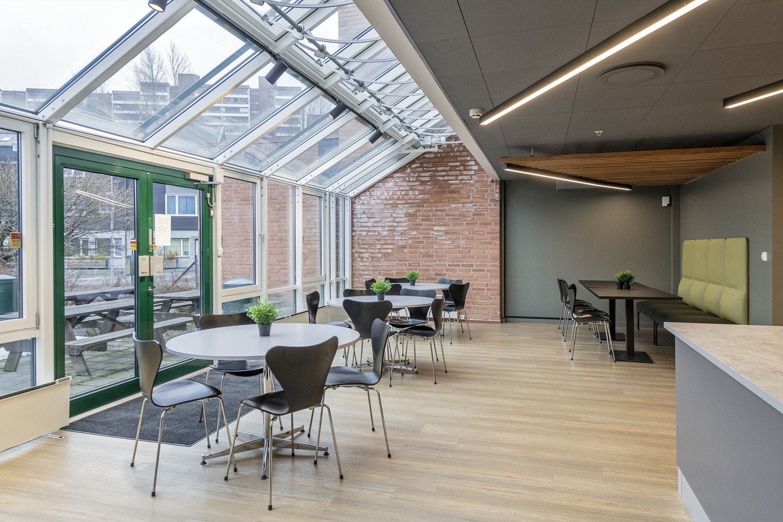 Spiseplass i kantine mot uteplass Galleribilde
