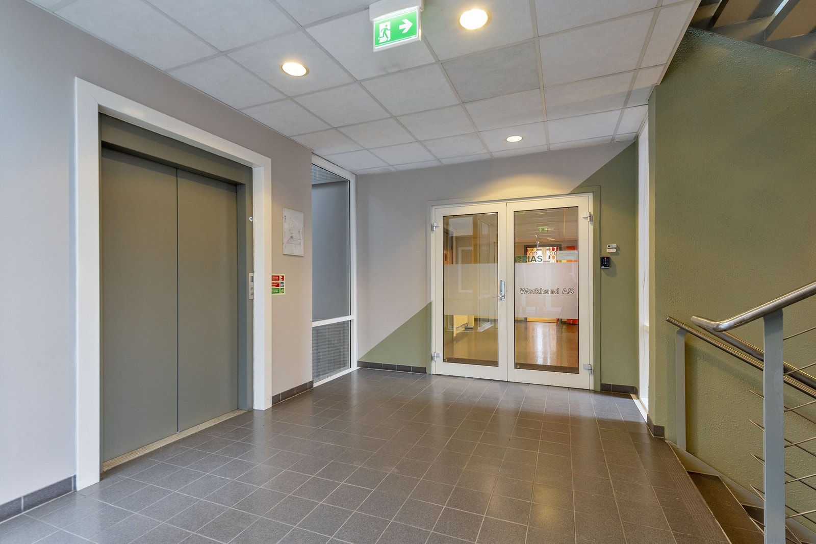 Trappegang og heisadkomst - inngang fra 3. etasje Galleribilde
