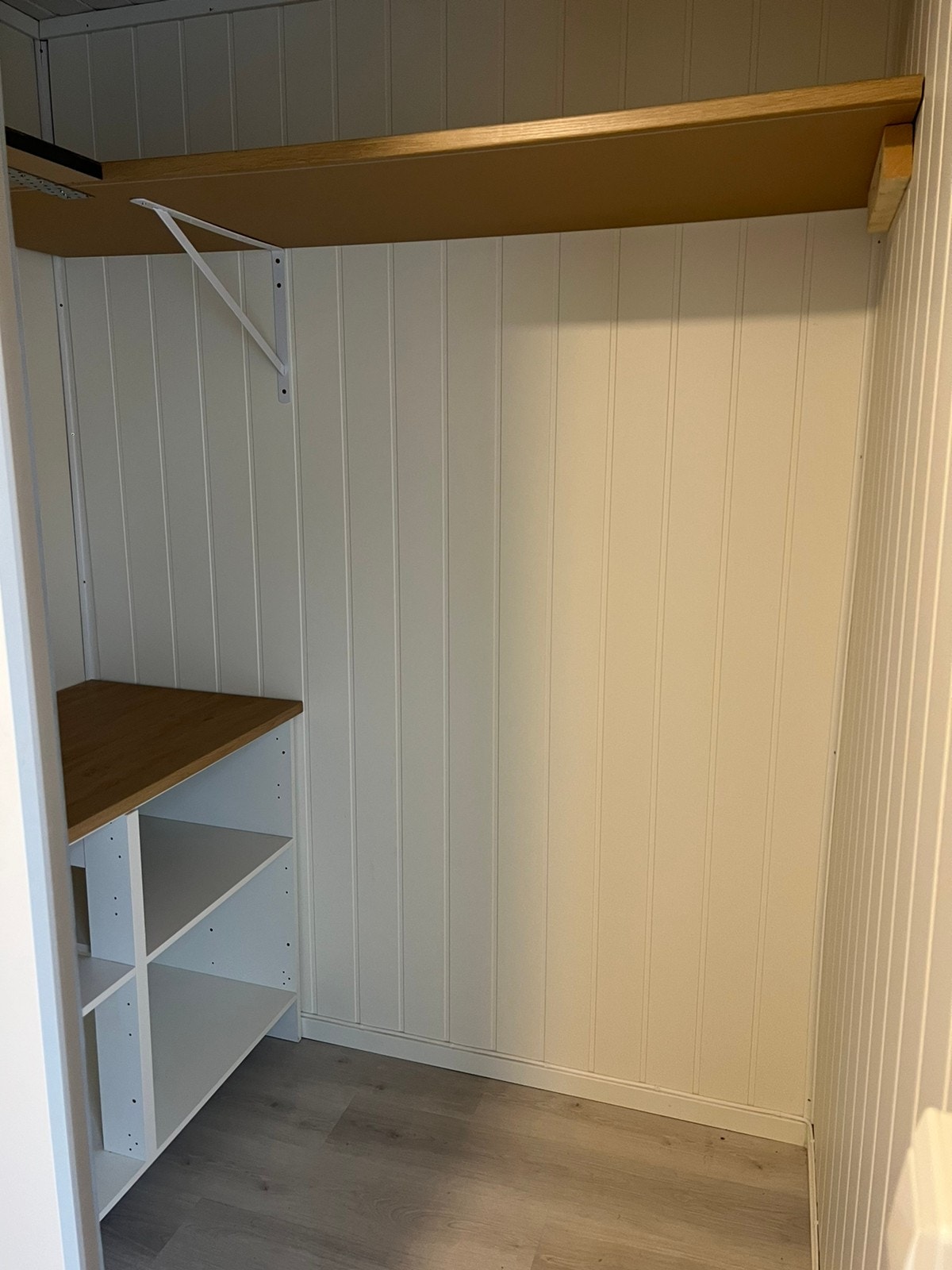 Bod/skap med skyvedør i entré Galleribilde