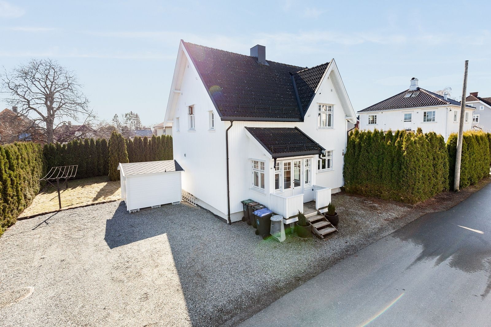 Hyggelig inngangsparti med stor biloppstillingsplass. Galleribilde