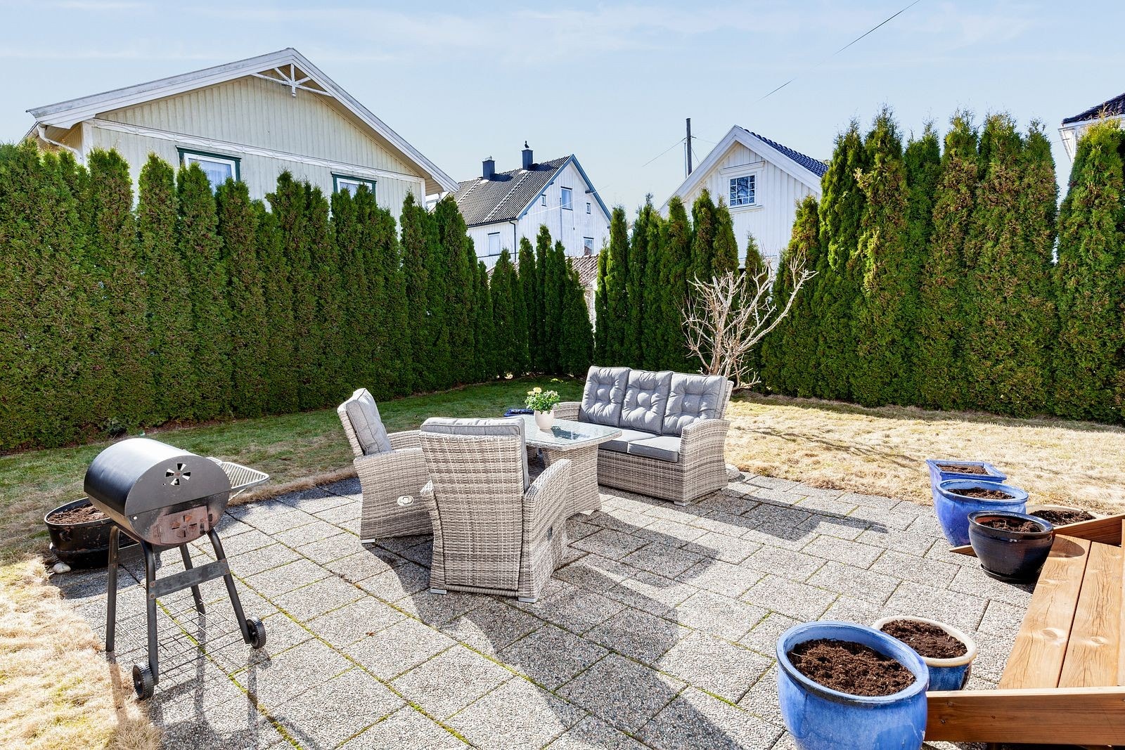 Uteområdet med god plass til grill og sosiale sammenkomster Galleribilde
