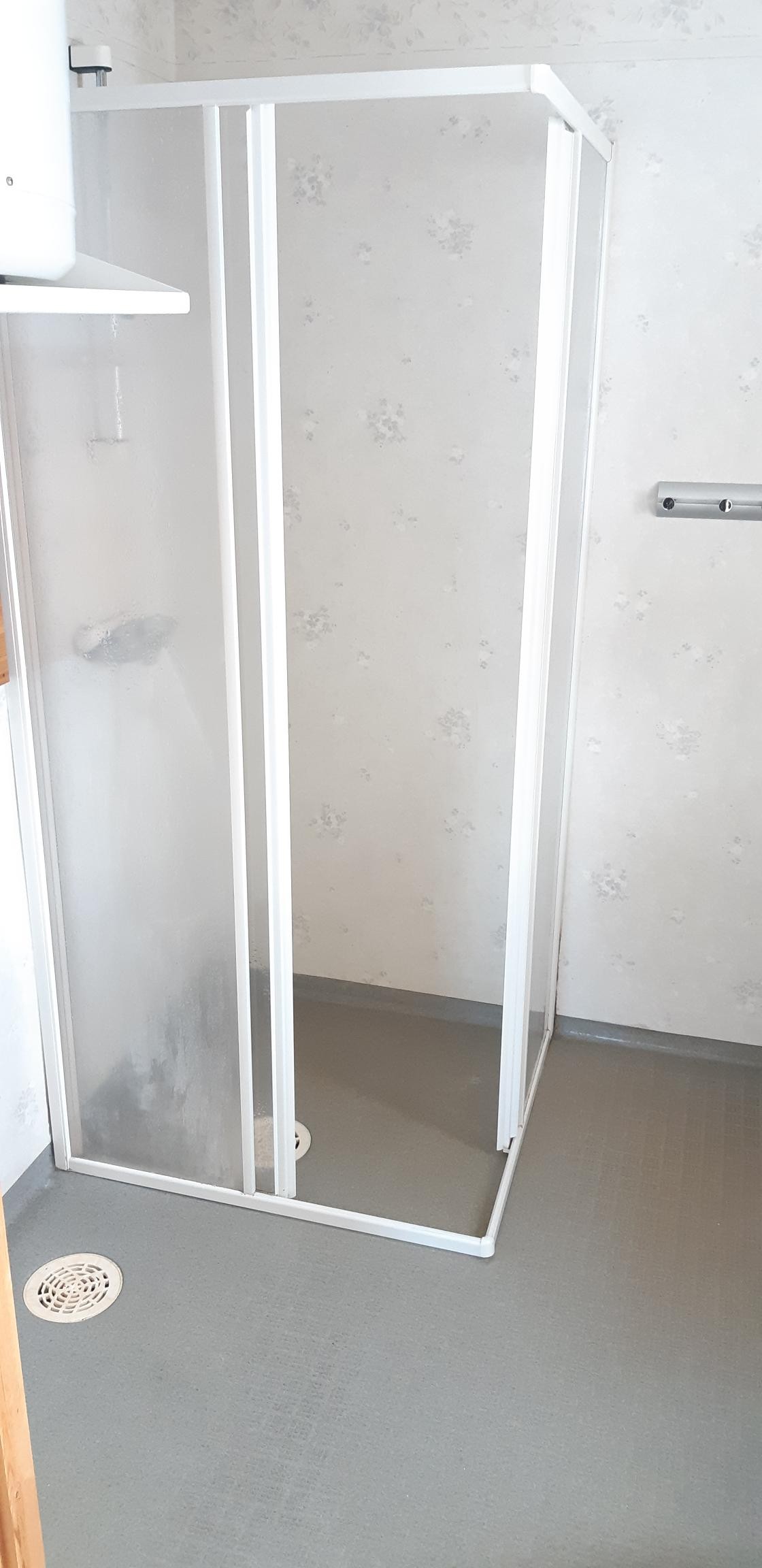 Bad med dusj og opplegg for vaskemaskin Galleribilde