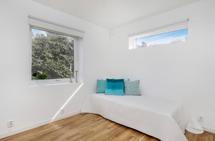 Romslig soverom med klesskap Galleribilde