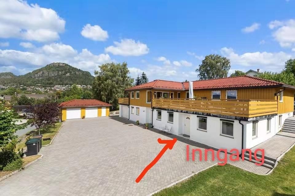 Inngang merket / entrence indicated Galleribilde