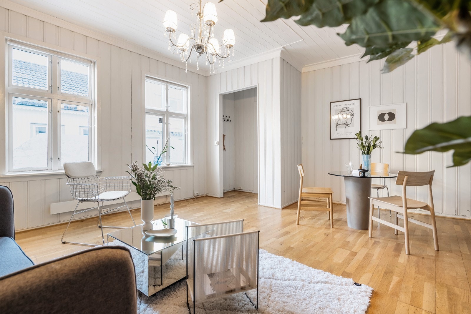 Leiligheten har en innbydende stue med vakker rosett i taket og store vinduer. Galleribilde