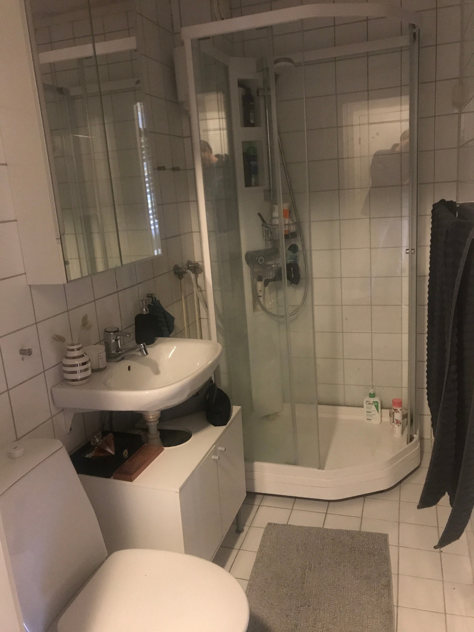 Flislagt bad med dusjkabinett Galleribilde