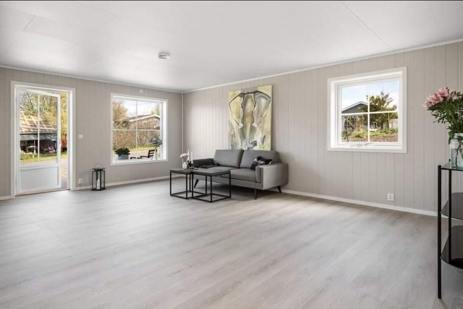 Stor stue med dør ut til hagen Galleribilde