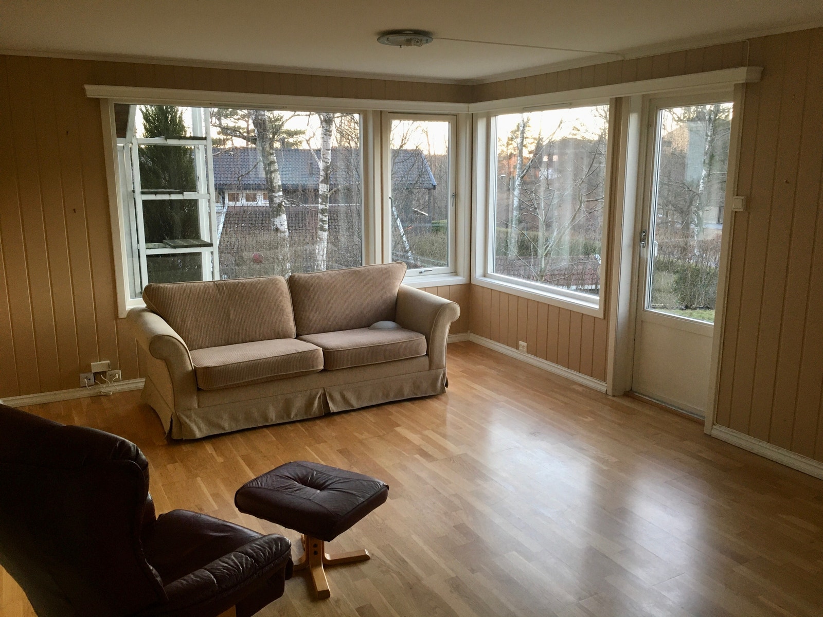 Stor sydvestvendt lys stue med utgang til egen solrik terrasse Galleribilde