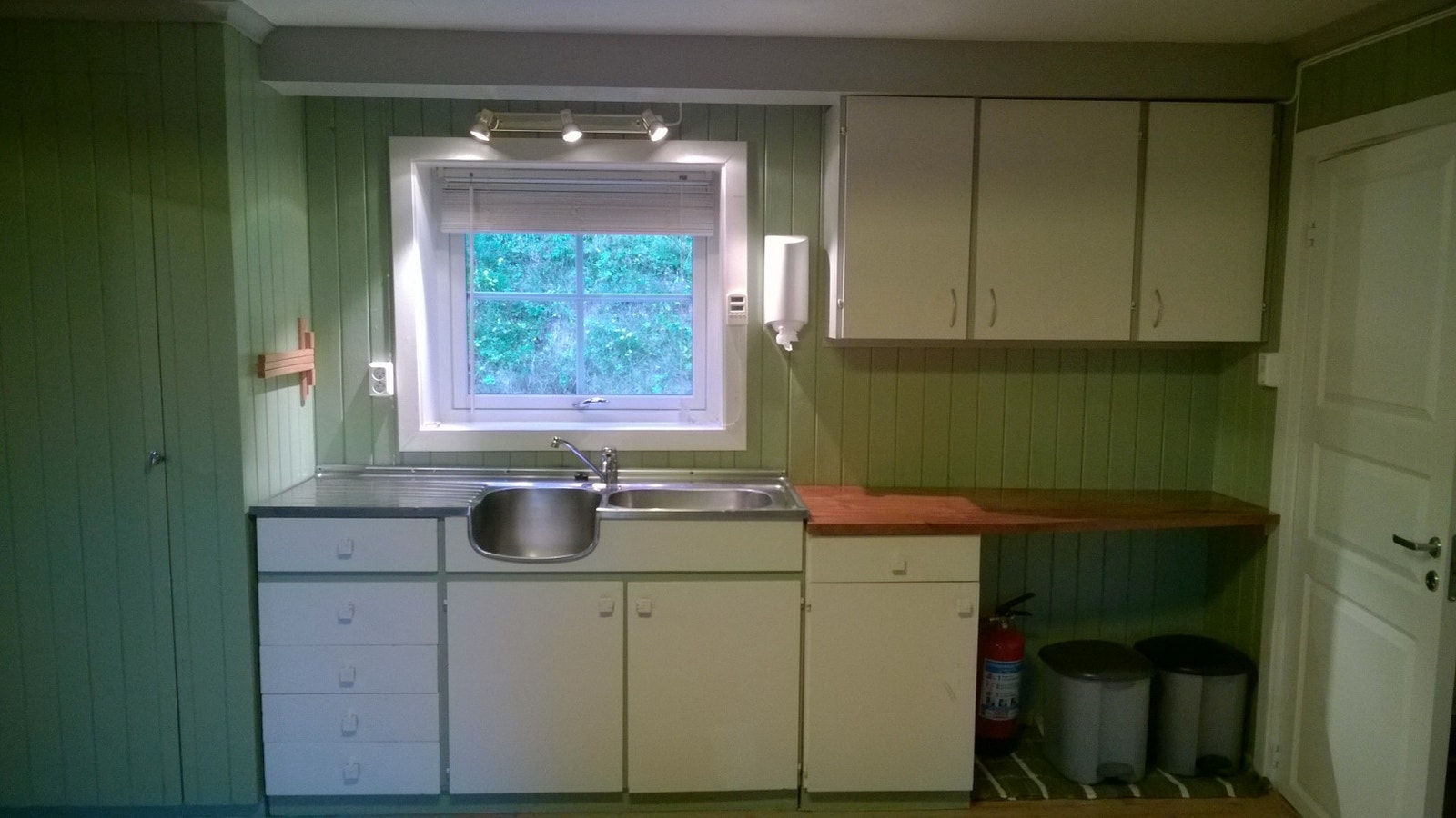 Kjøkken, oppvaskmaskin er satt inn (gammelt bilde) Galleribilde