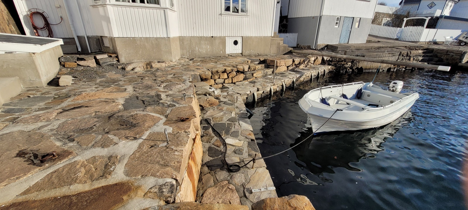 Brygge med fine bade- og mulighet til å slikke sol Galleribilde