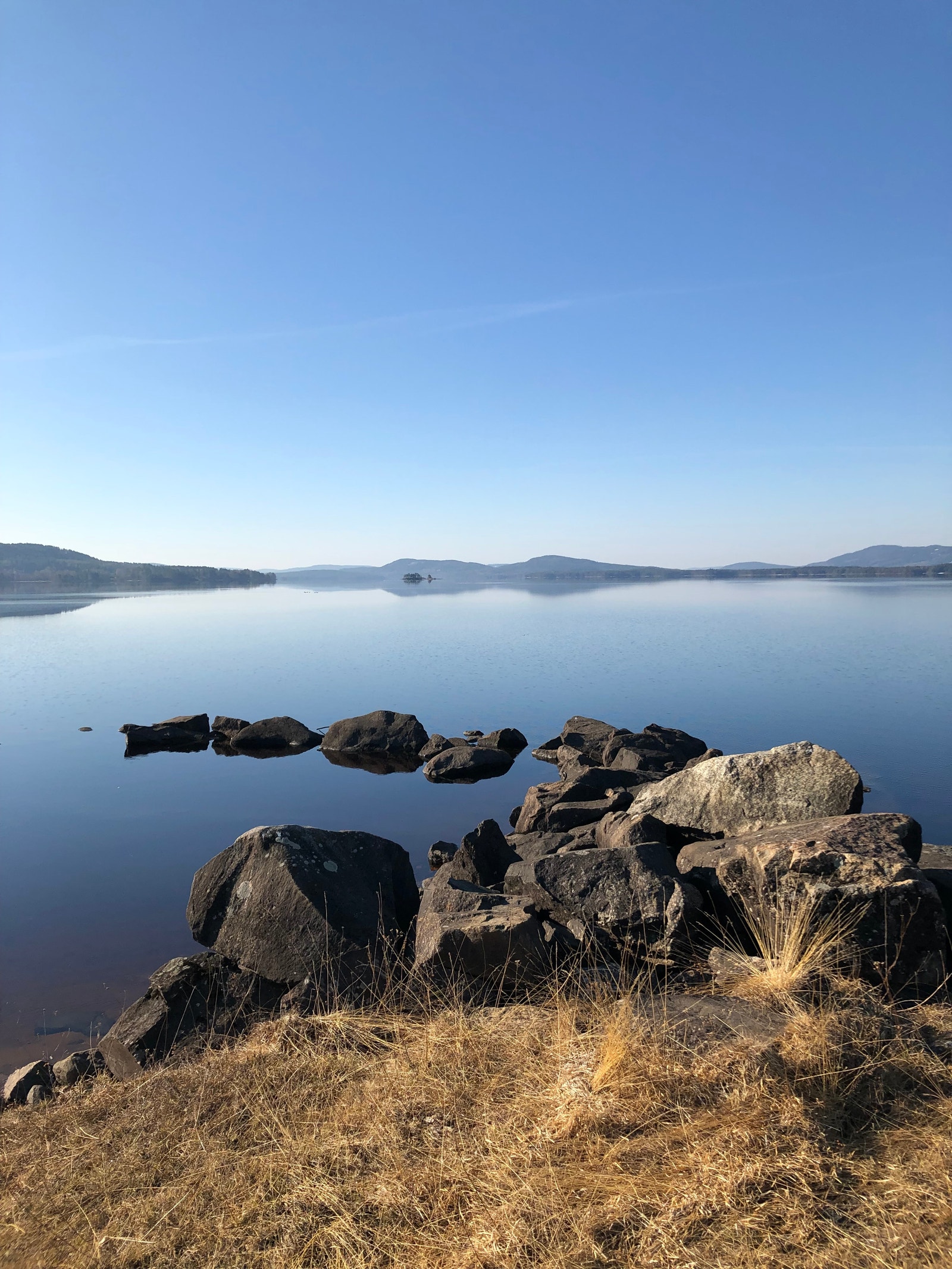 Ved Storsjøen. Utleie av flere kanoer på Kalvhella på forespørsel. Galleribilde