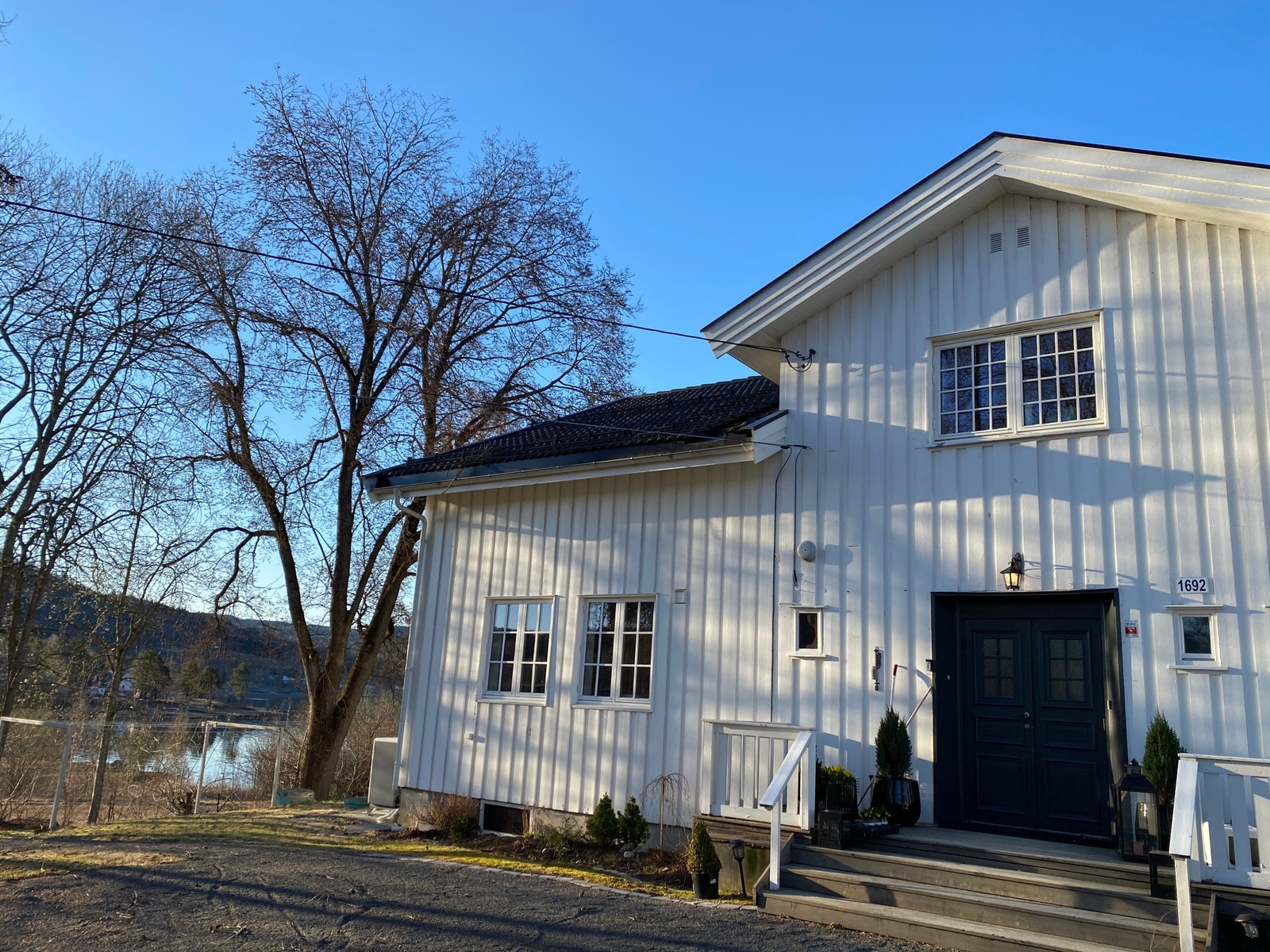 Fasade mot parkeringsplass. Galleribilde