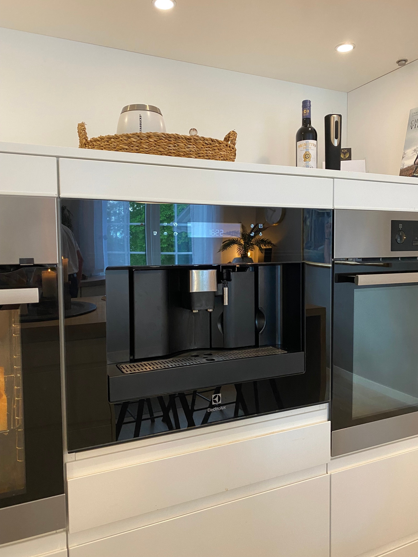 To stekeovener og kaffemaskin med kaffebønner. Galleribilde