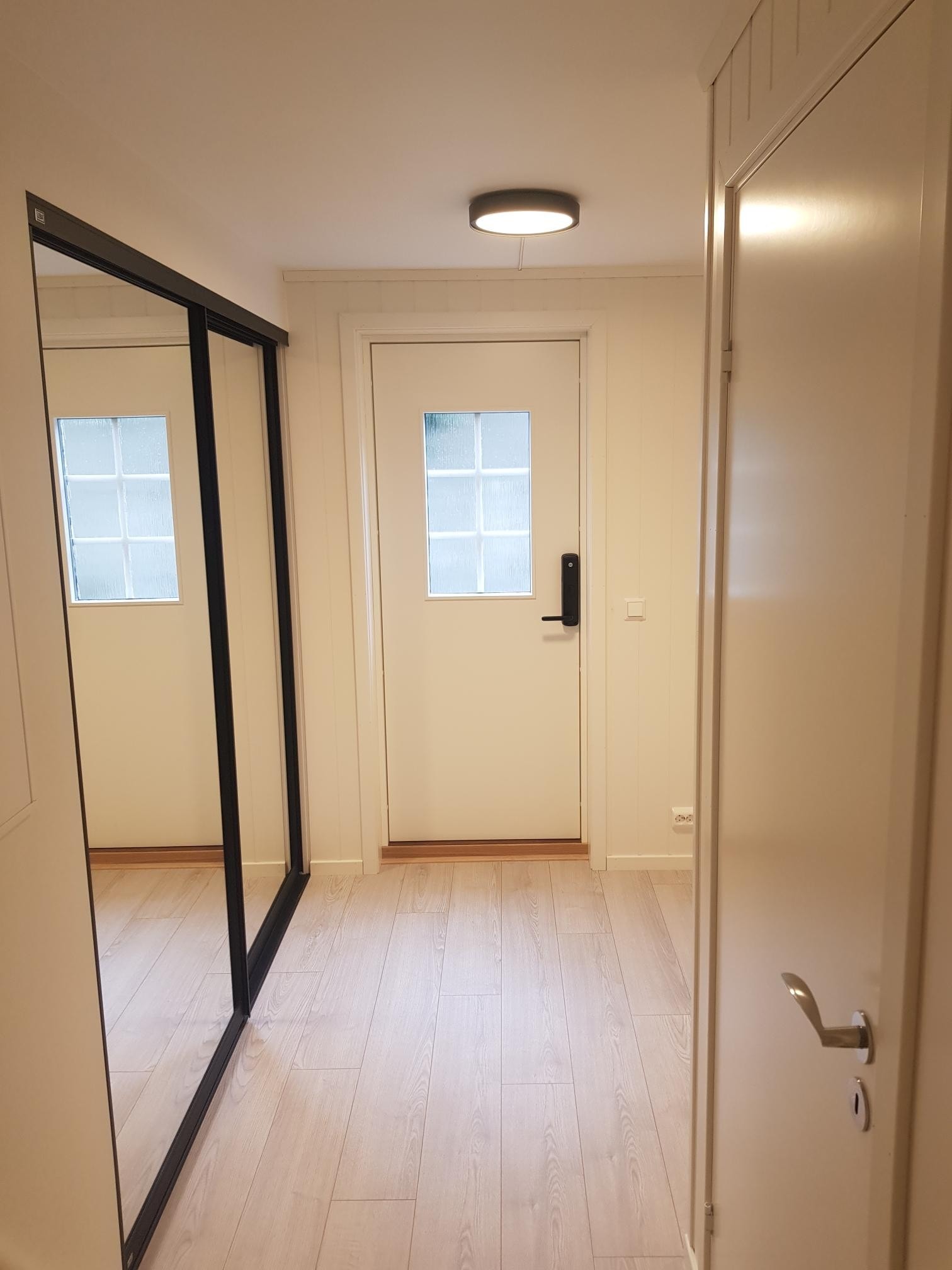 Gang og dør med kodelås Galleribilde