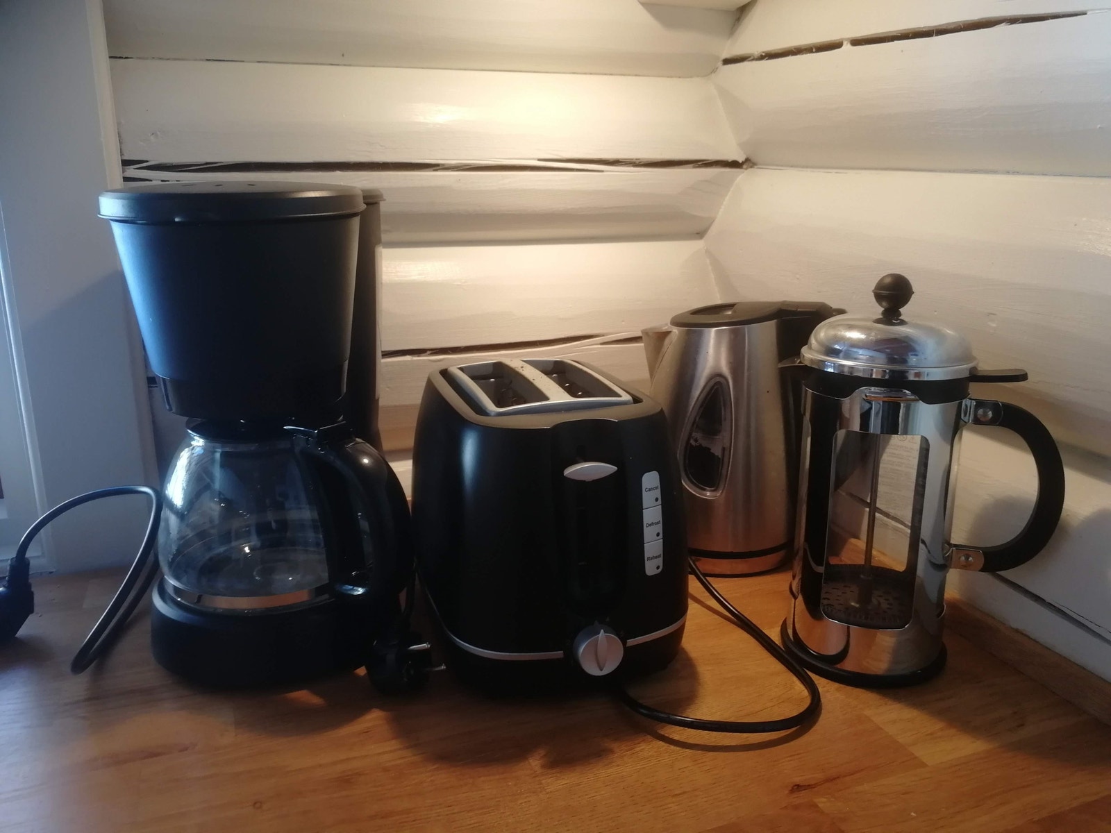 Diverse utstyr; kaffetrakter, presskanne, vannkoker, brødrister Galleribilde