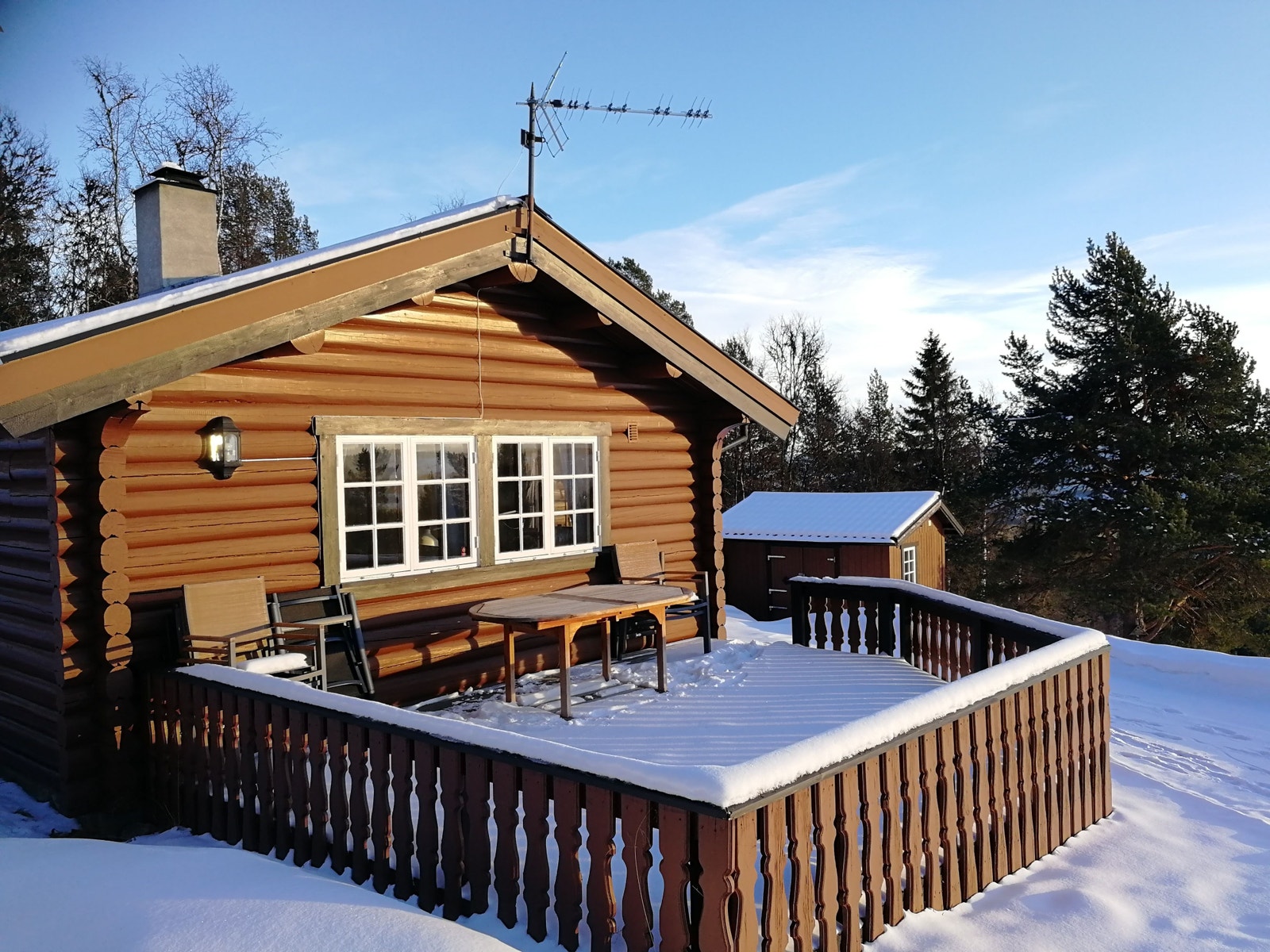Romslig uteplass, både på terassen og tunet. Galleribilde