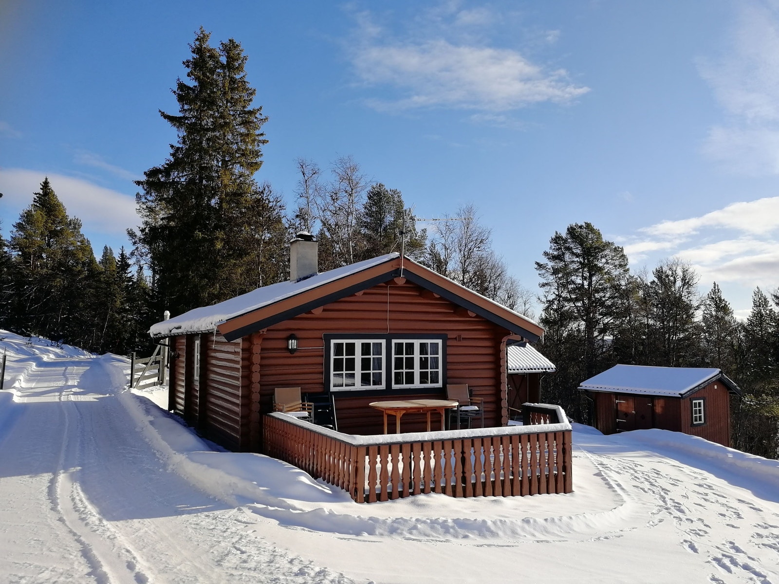 Tømmerhytta med brøytet privat vei og parkering Galleribilde