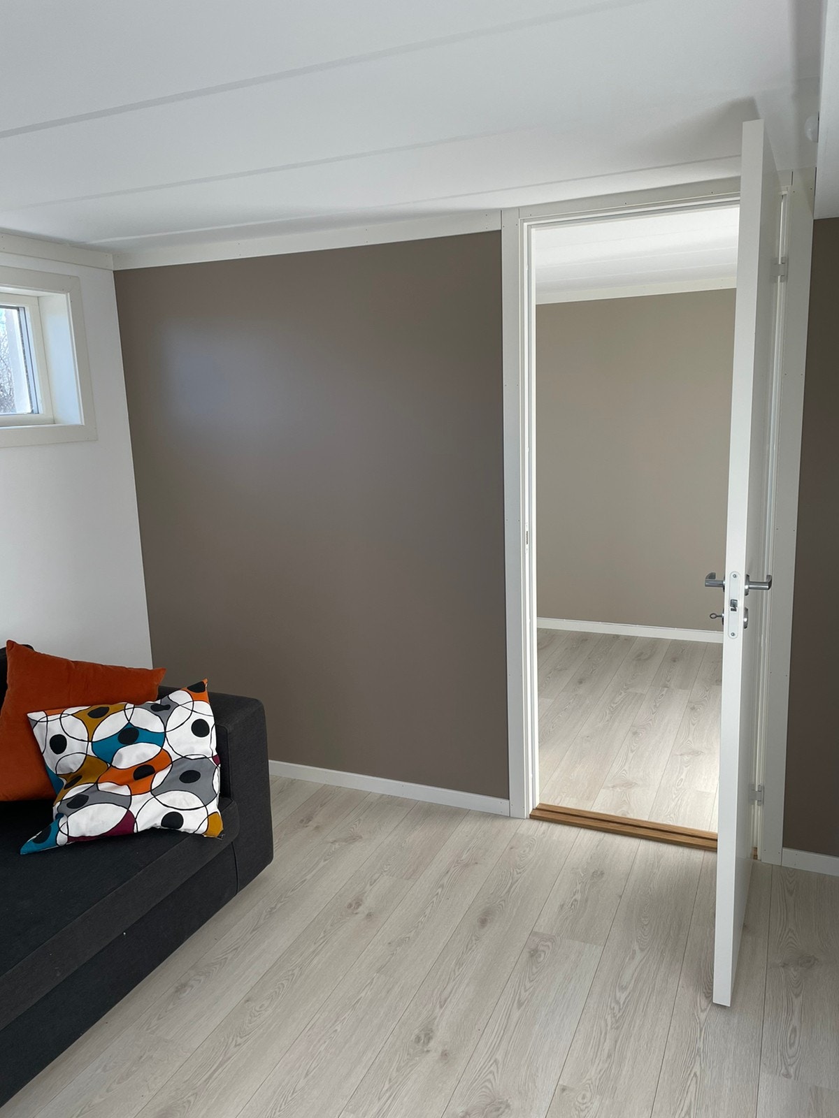 Stue med inngang til soverom Galleribilde