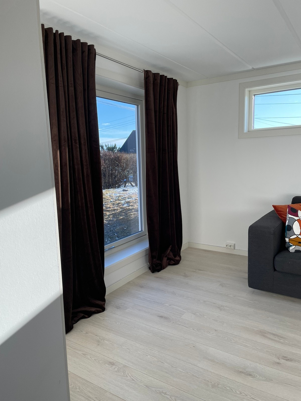 Godt med vinduer som gir mye lys inn Galleribilde