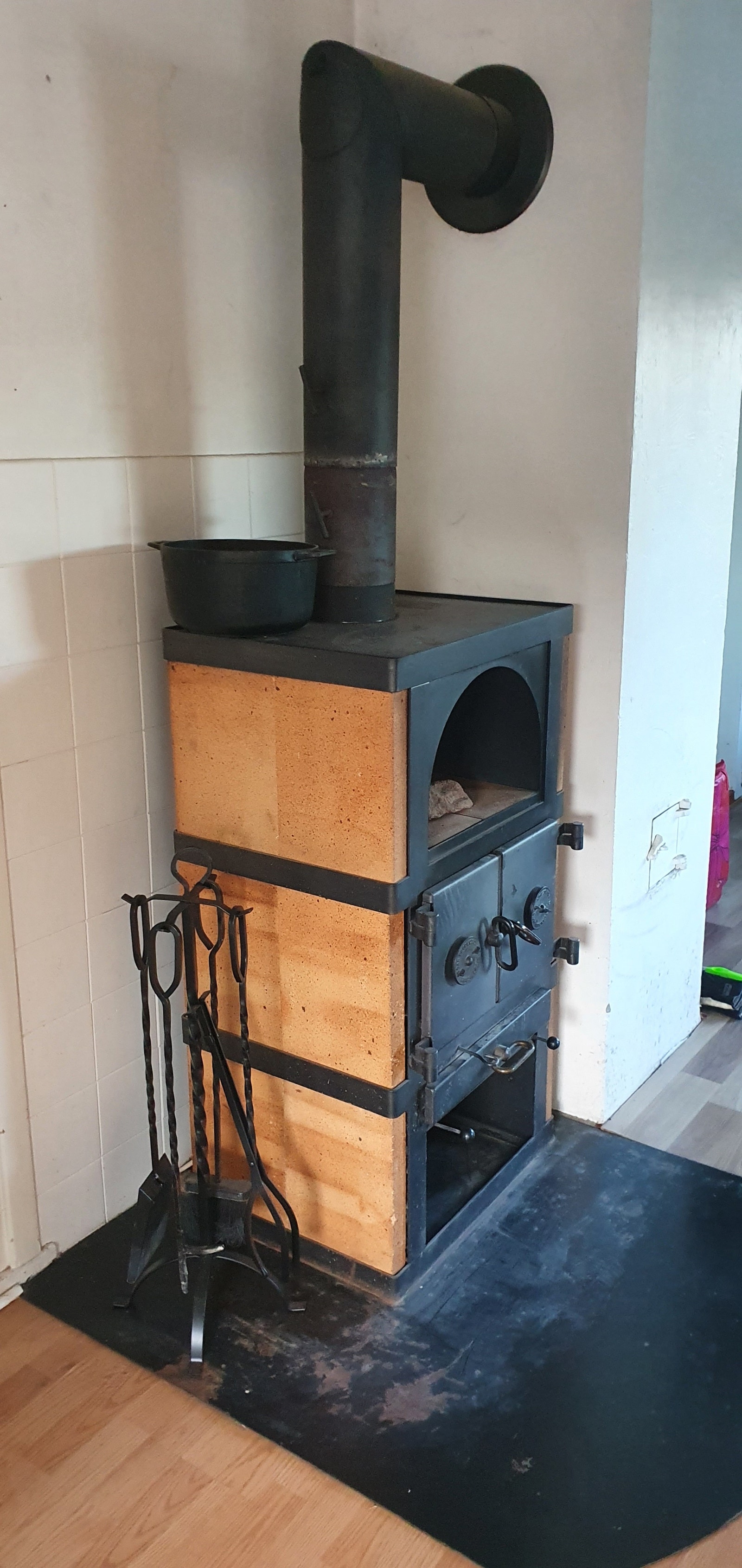 Vedovn mellom kjøkken og spisestue. Galleribilde